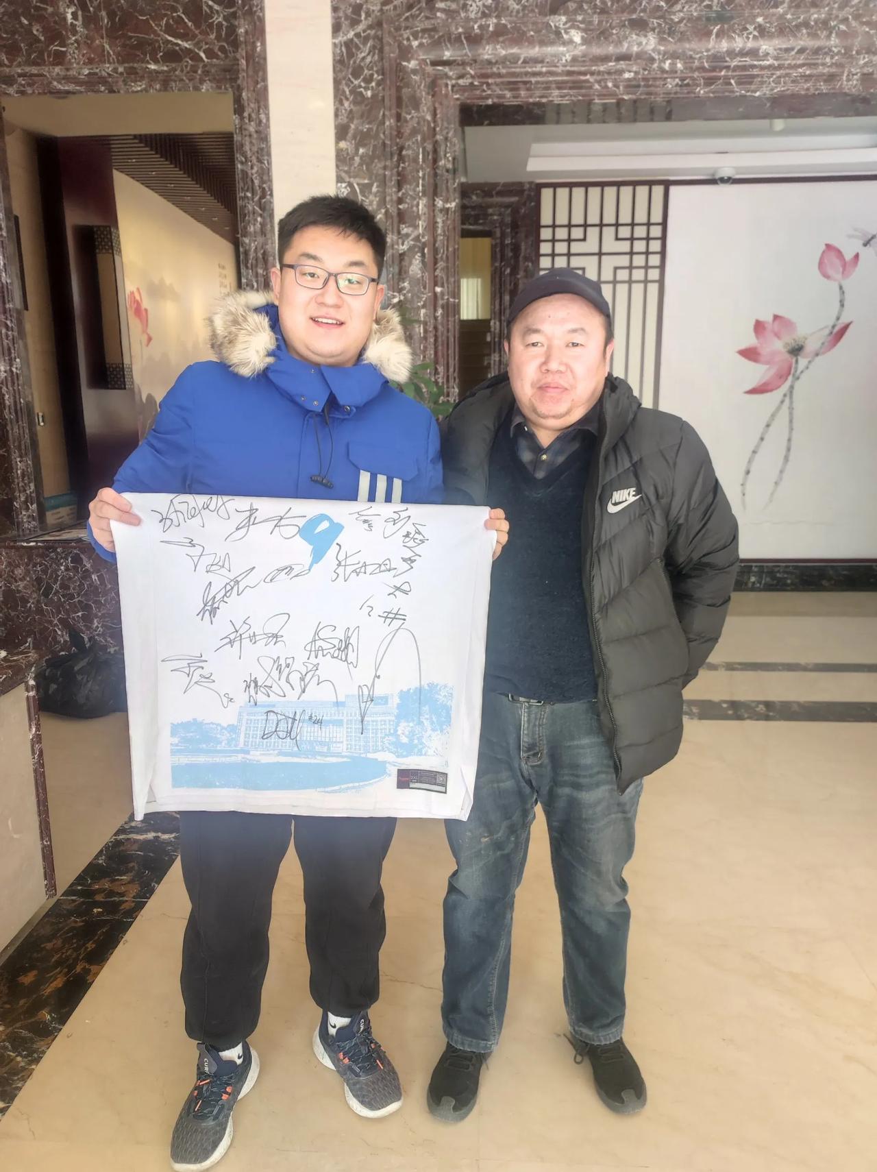 1.9日上午上午总算有时间去看训练了，去了就得为球迷谋福利，经过与俱乐部沟通，为