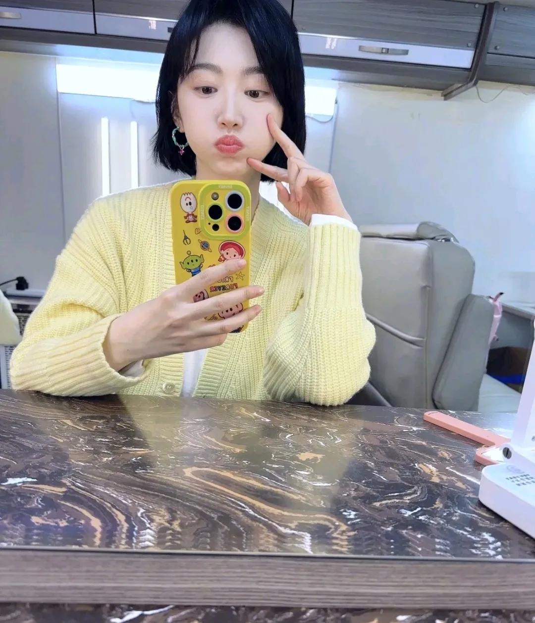 这是什么照相机呀
把景甜变成小女孩的样子
太美了，让人羡慕呀
不得不说
很喜欢景