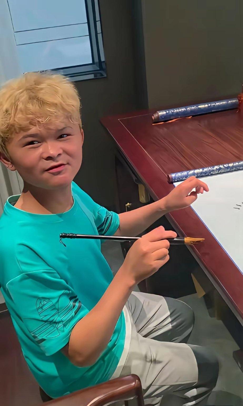 范小勤哪懂什么书法，
随手划拉的几个字，
居然被炒到八万八！
一场直播就狂赚六十