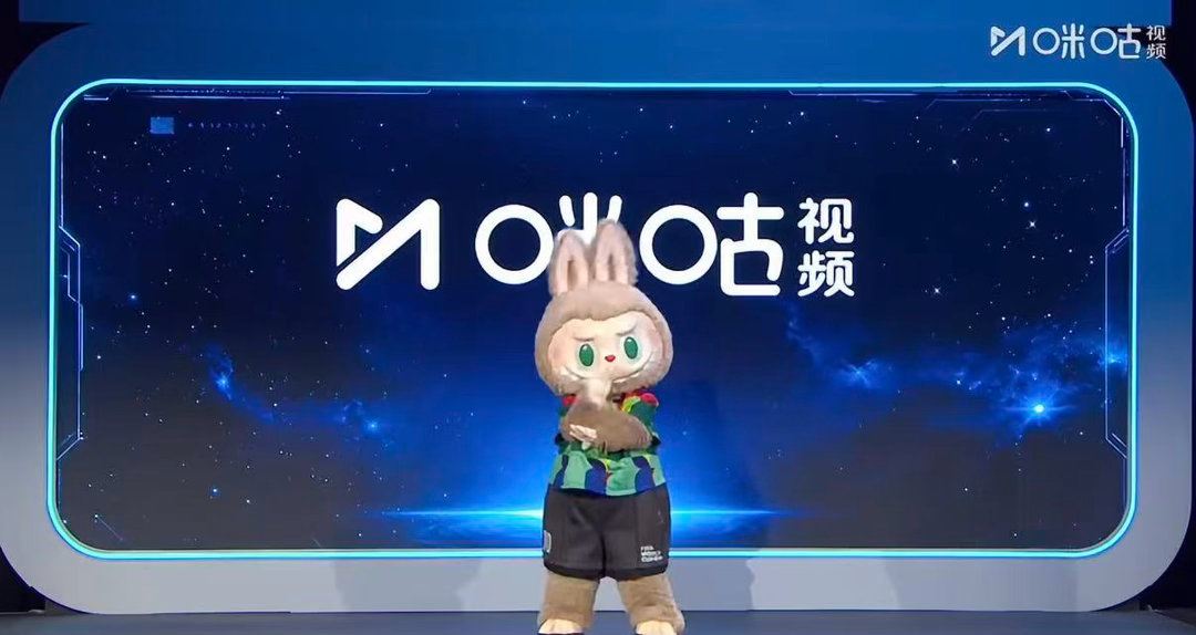 上咪咕看世界杯 解说萌主来了 Labubu在咪咕解锁新身份——世界杯解说员！从潮