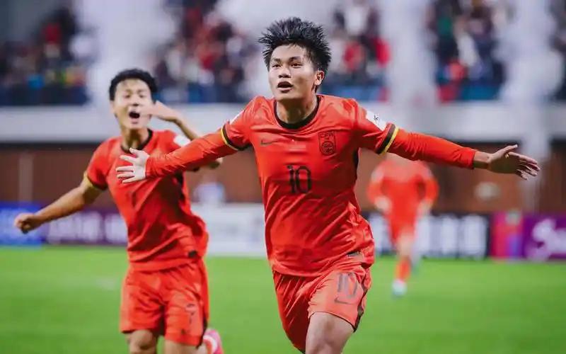 五张冠军点，一张都没兑现，凤凰山却还要再挤进更多人。
 
中超第28轮，成都蓉城