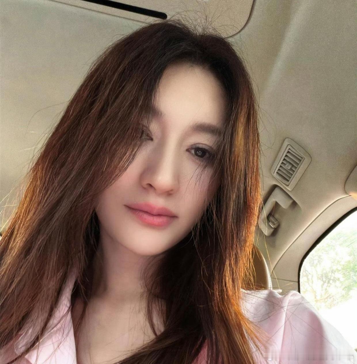 1.李小冉前段时间被一位年轻男艺人开车碰到，其实这是这位小鲜肉刻意搭讪的手段，最