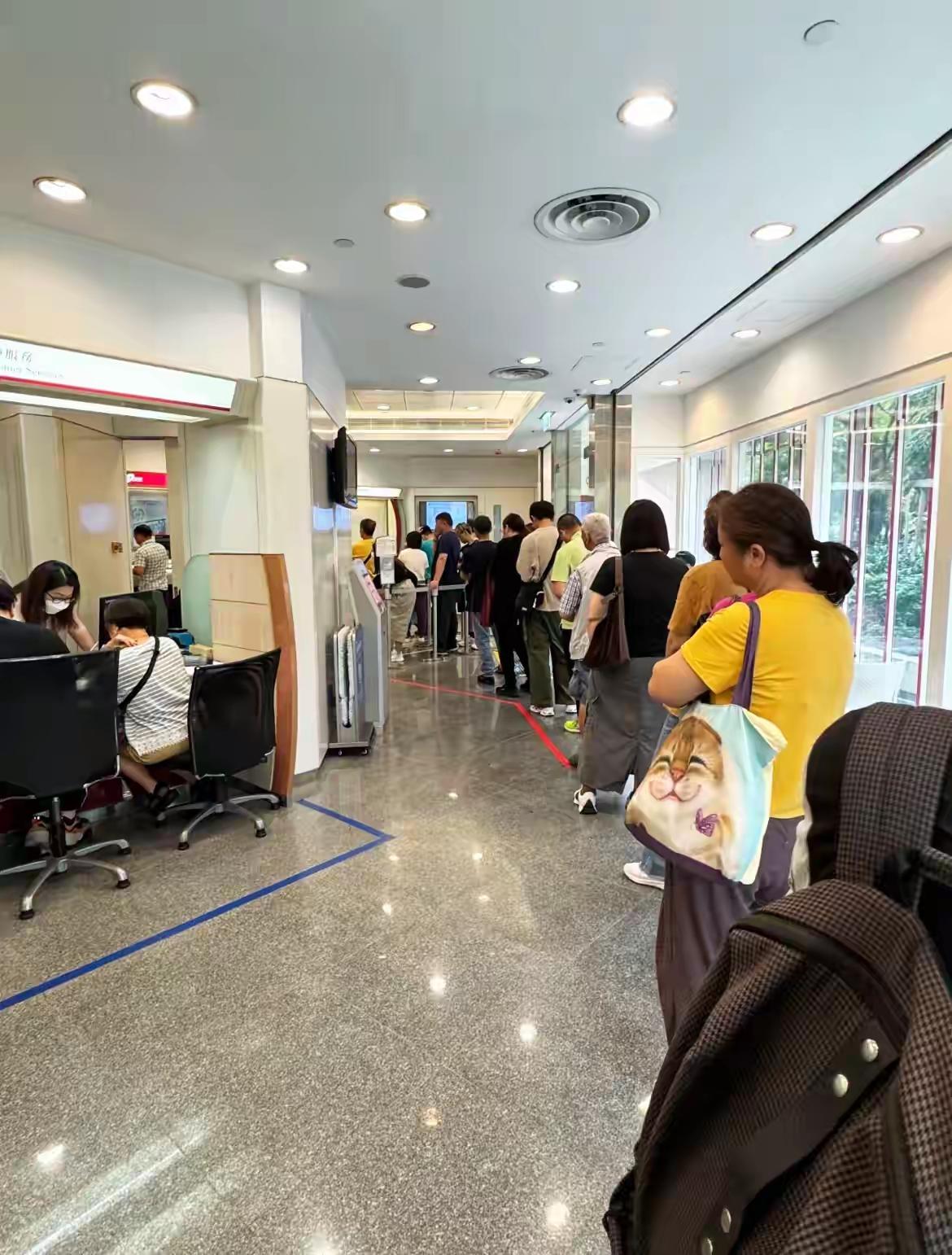 我一直以为今年经济不行
结果我看到
​一万三的手机，有14万人在预约，才知道经济