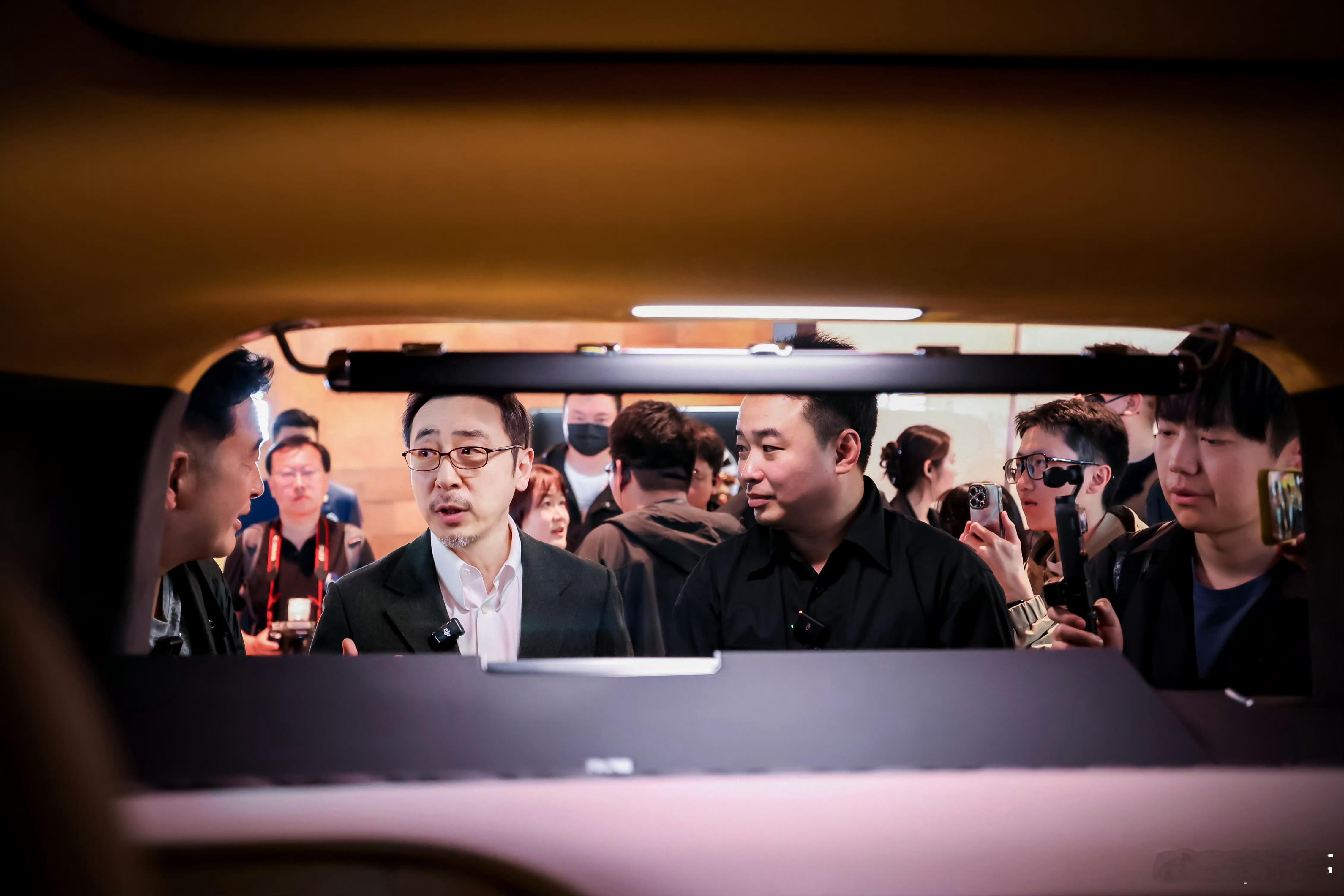 北京车展李丰田和高明远世纪同框，直接把仰望展台燃炸了！今天仰望展台挤都挤不进去，