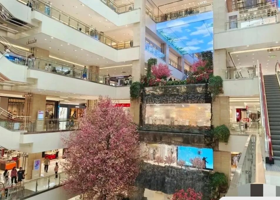 严鹏死了。西安赛格负二楼，水景旁边。
他做了二十多年运动品牌代理，巅峰期年销八个