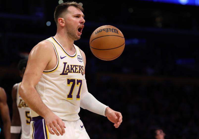 湖人主场迎战黄蜂，首节39-30领先。首节湖人三分延续上一场的手感，12投7中，