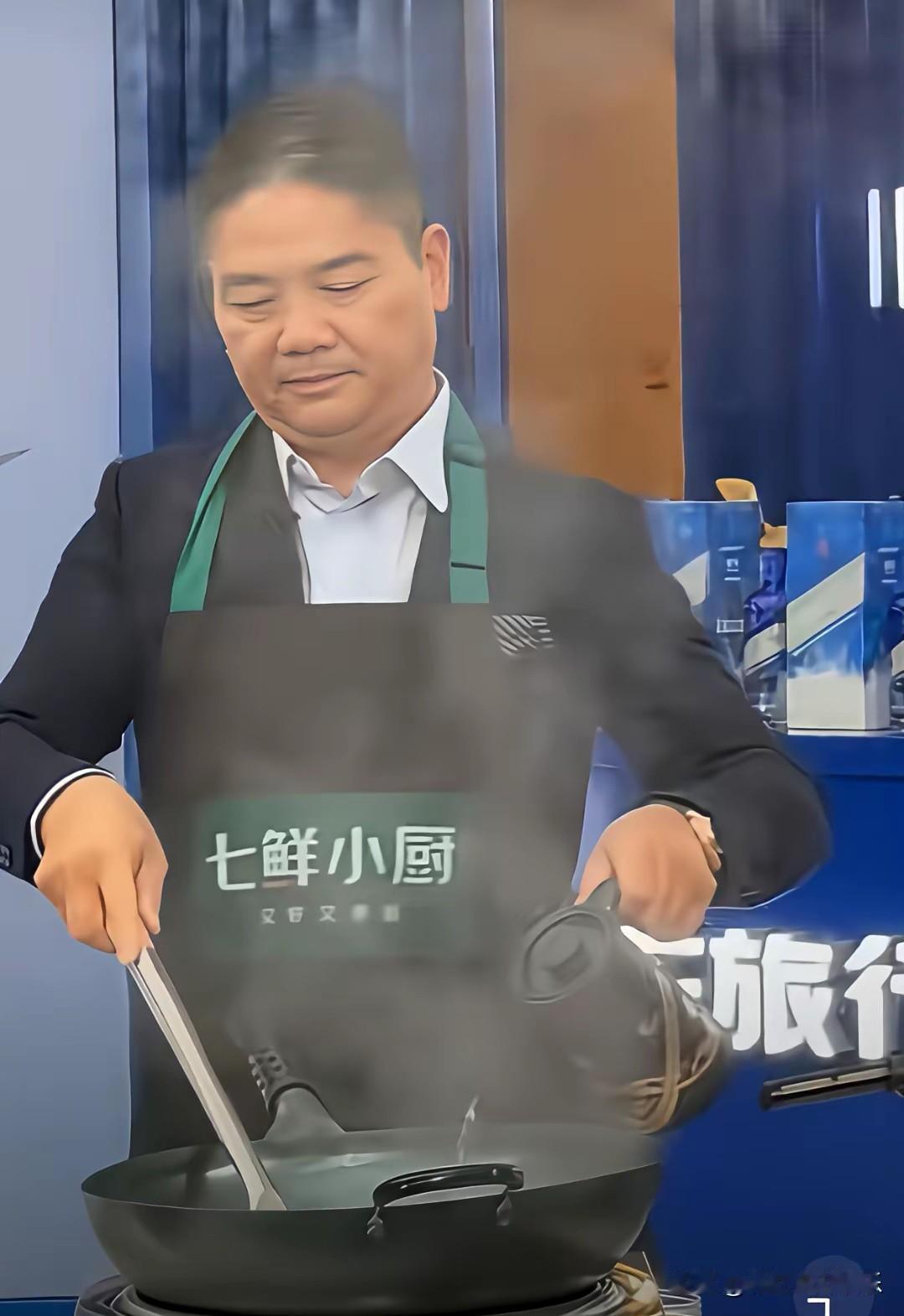 刘强东也来凑热闹了，直播炒菜调侃说像贾国龙第一次炒菜，像罗永浩第一次说脱口秀，好