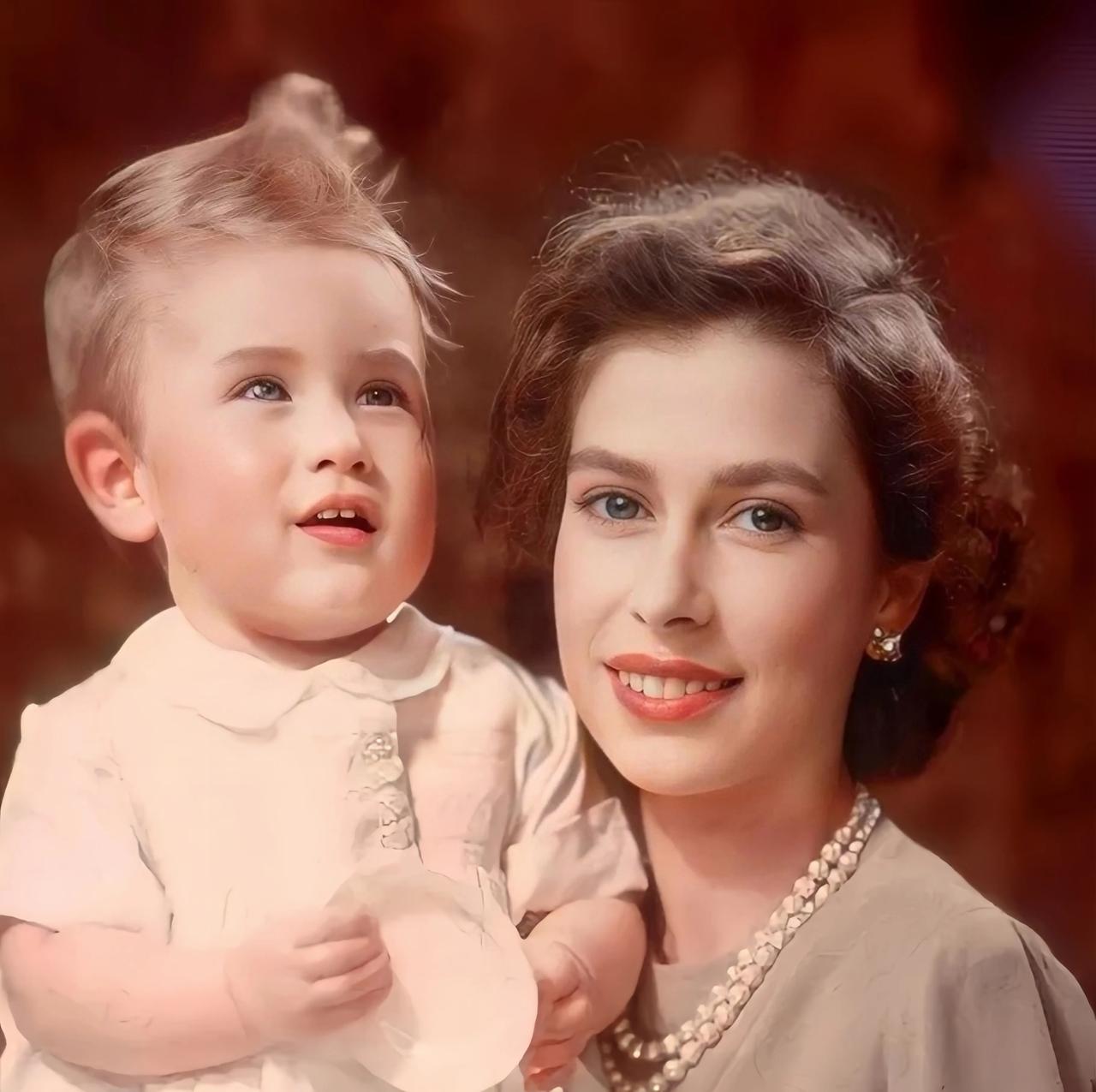 这是一位妈妈，儿子在一起相隔64年的合影对比。
64年前，妈妈抱着儿子，只见妈妈