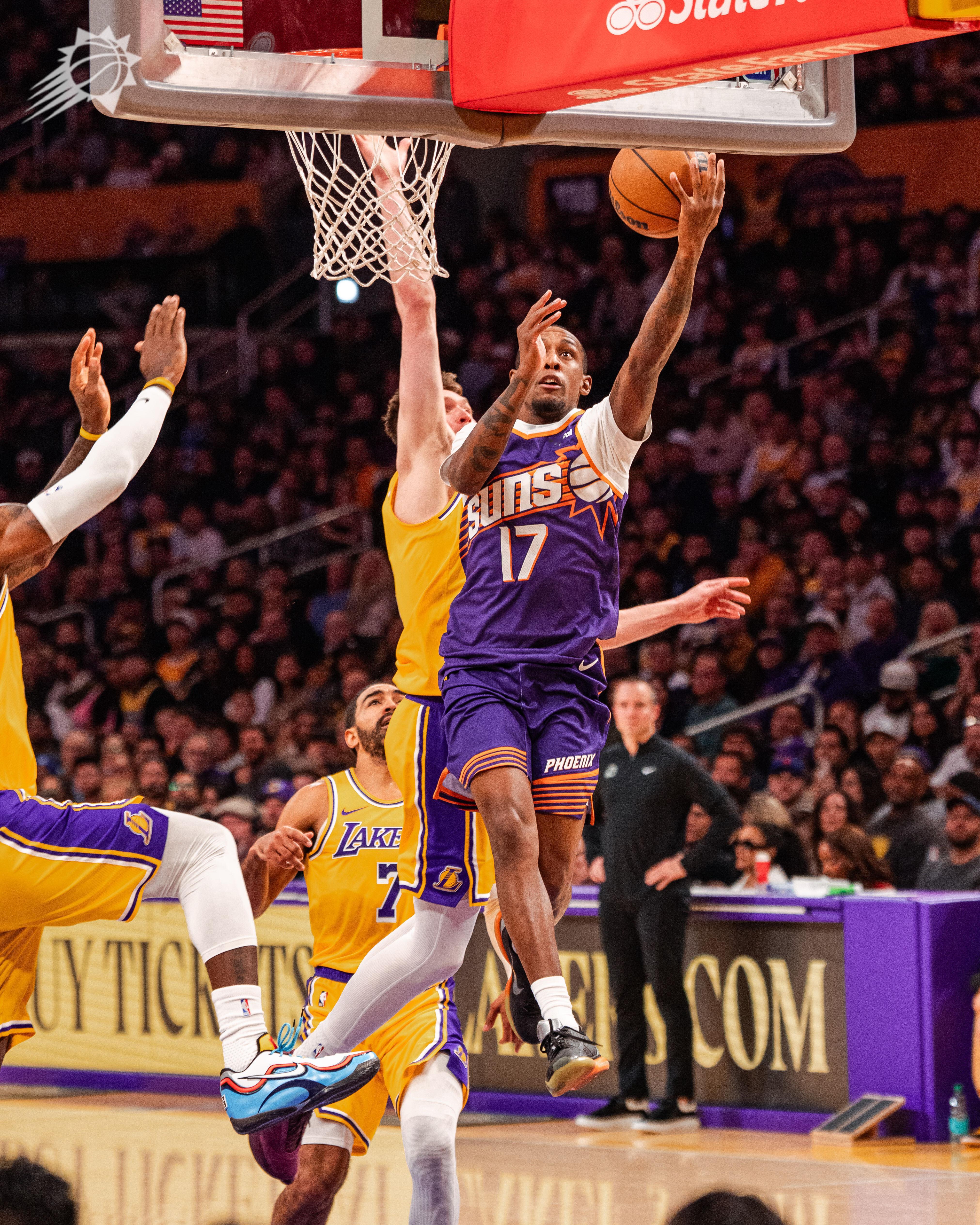 布耶顶着詹姆斯和东契奇的防守强势打进 💪目前42-41反超比分打停湖人！菲尼克