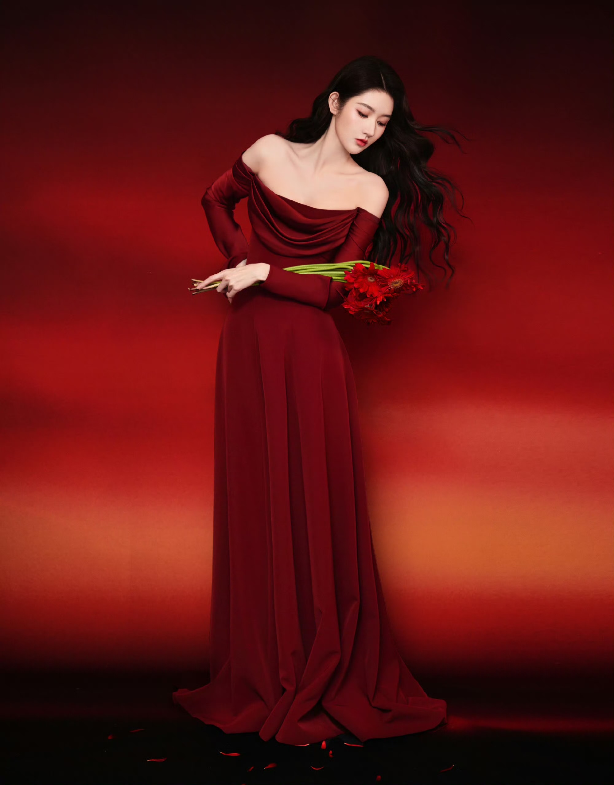 娱乐王玉雯手捧红色非洲菊王玉雯红色非洲菊 红色太惊艳了 