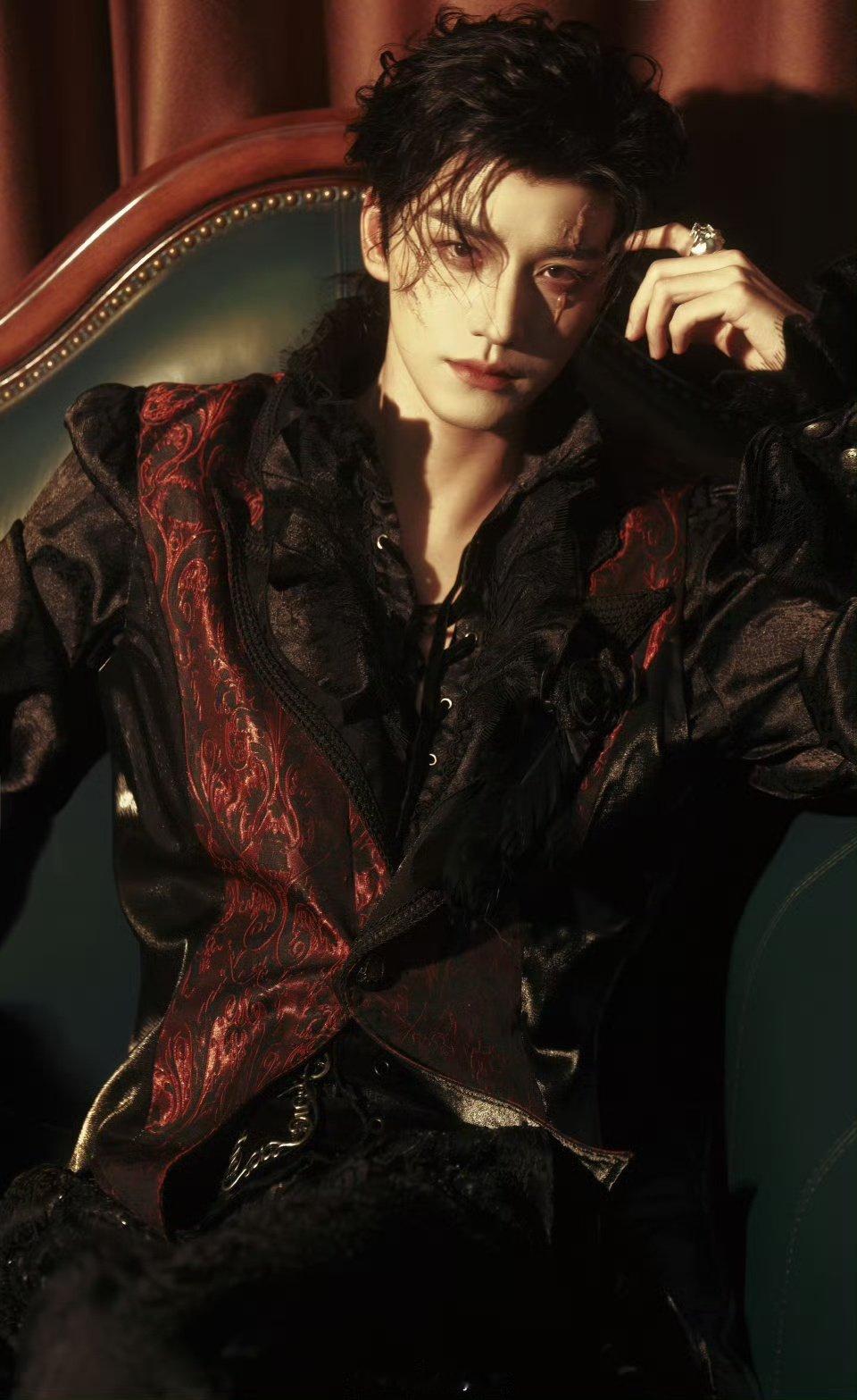 王弘毅万圣节吸血鬼王弘毅万圣夜吸血鬼王弘毅万圣节吸血鬼妆造帅！ ​​​