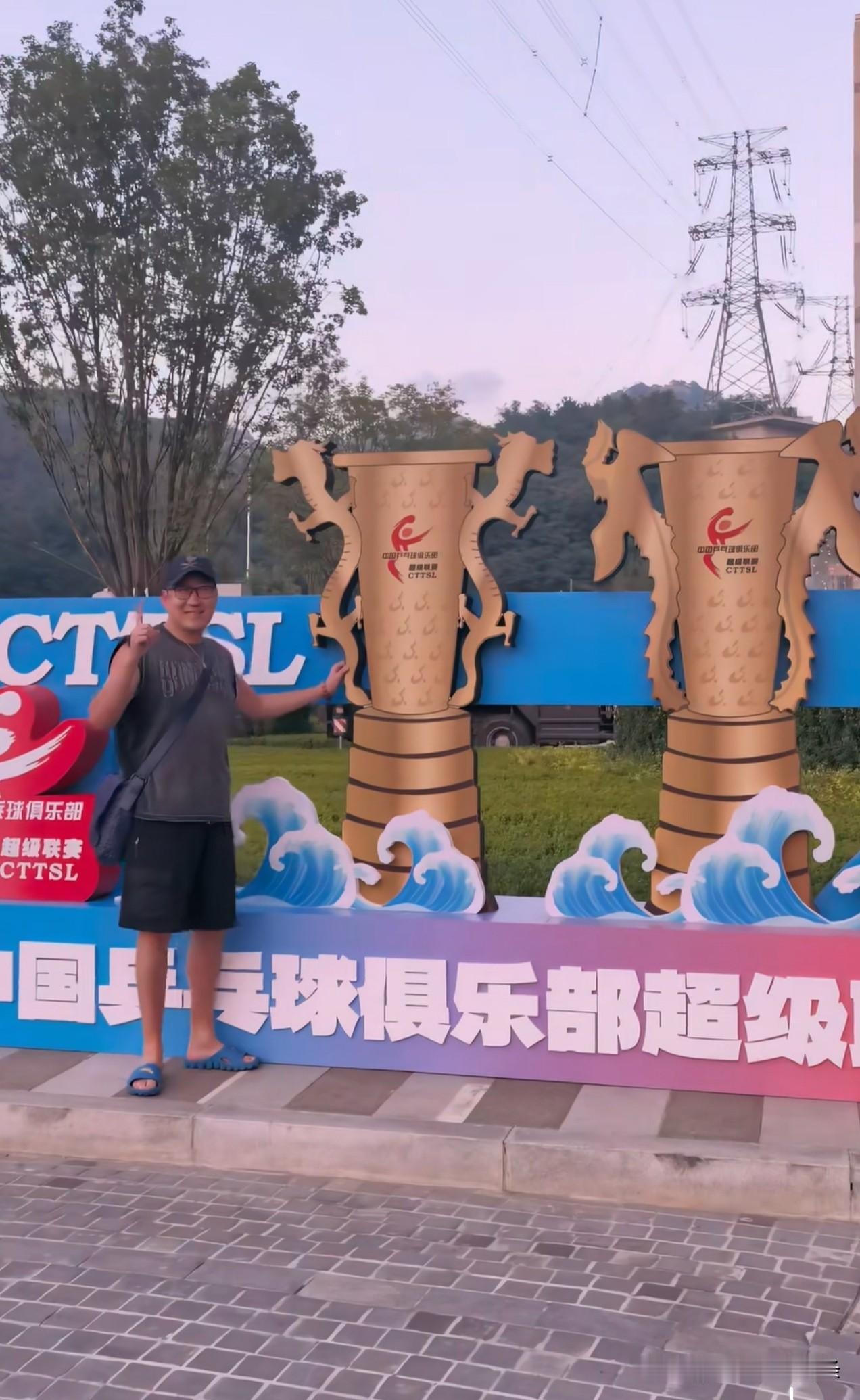 四火哥抵达大连乒超合作酒店了，
看他这一身，
无袖、短裤、拖鞋，
还要加个斜挎包
