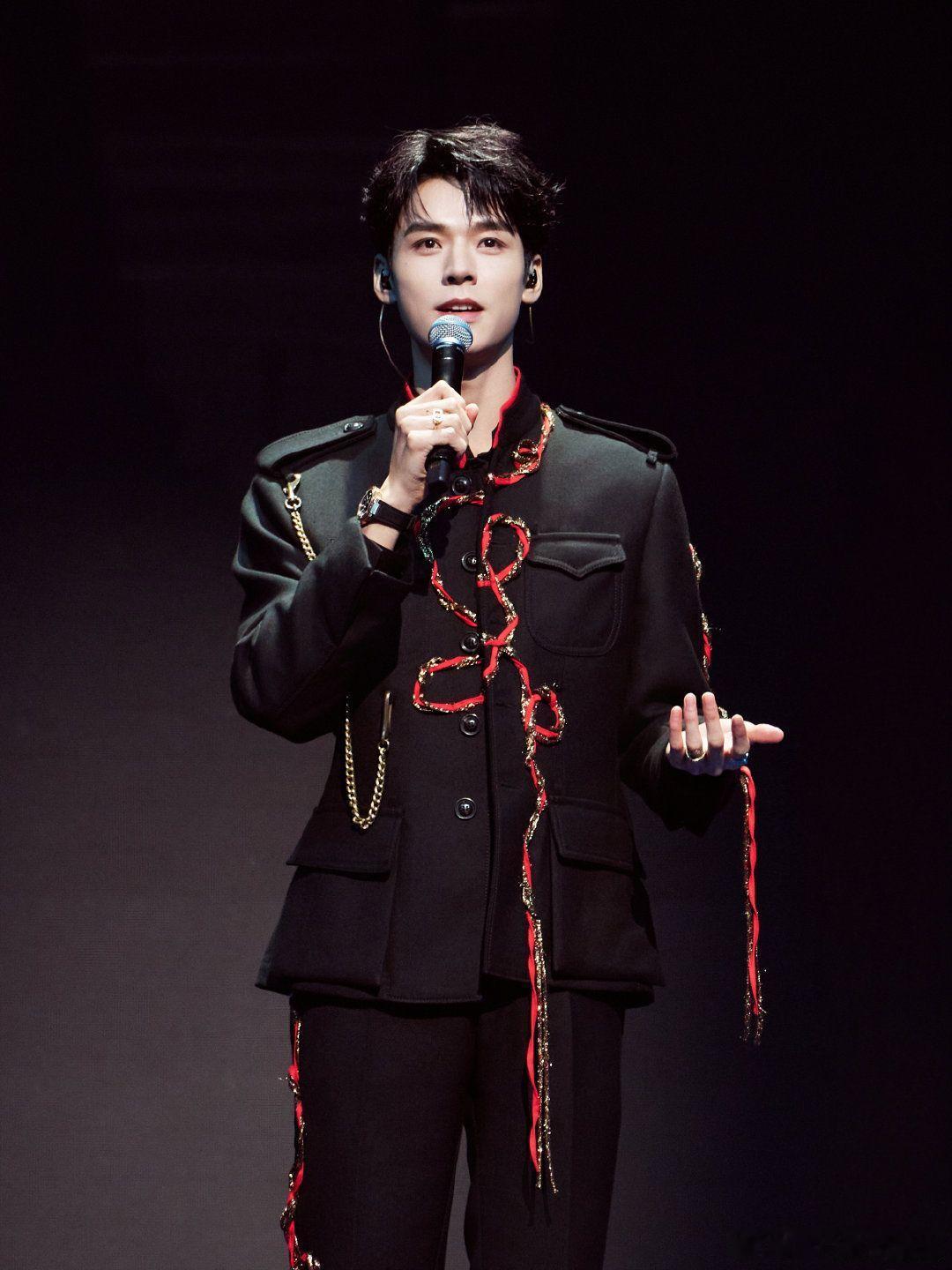 龚俊嘴忙着唱歌脚忙着找拍子龚俊跨年舞台上也太忙了龚俊嘴忙着唱歌脚忙着找拍子主打一