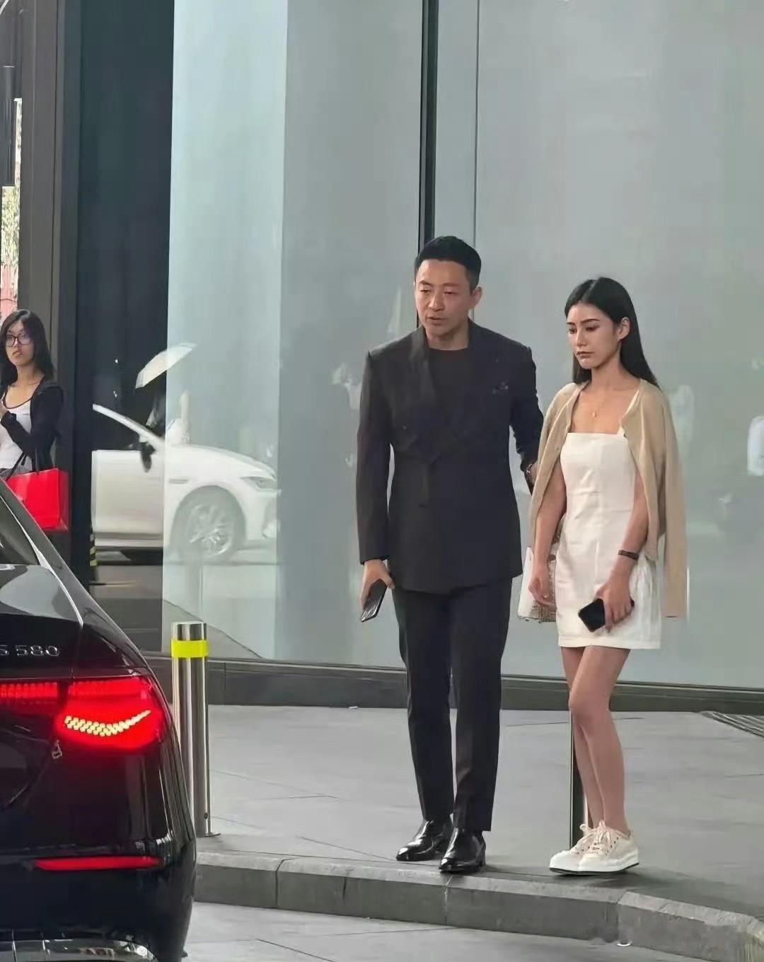 汪小菲不矮啊，穿的鞋怎么这样 