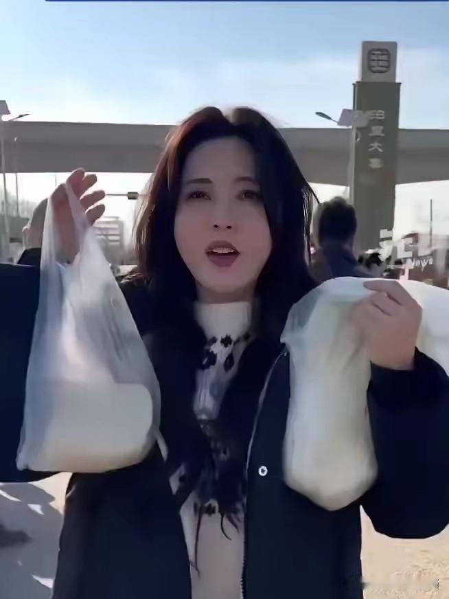 曾黎这辈子估计很难走进婚姻了，不是她不够迷人，而是她活得太明白了。49岁的她早已