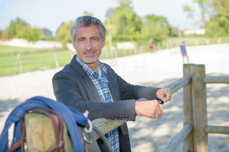 讨厌一个人，没必要急着翻脸。
 
耿直的人常常翻脸，但成熟的人，懂得把情绪收起来