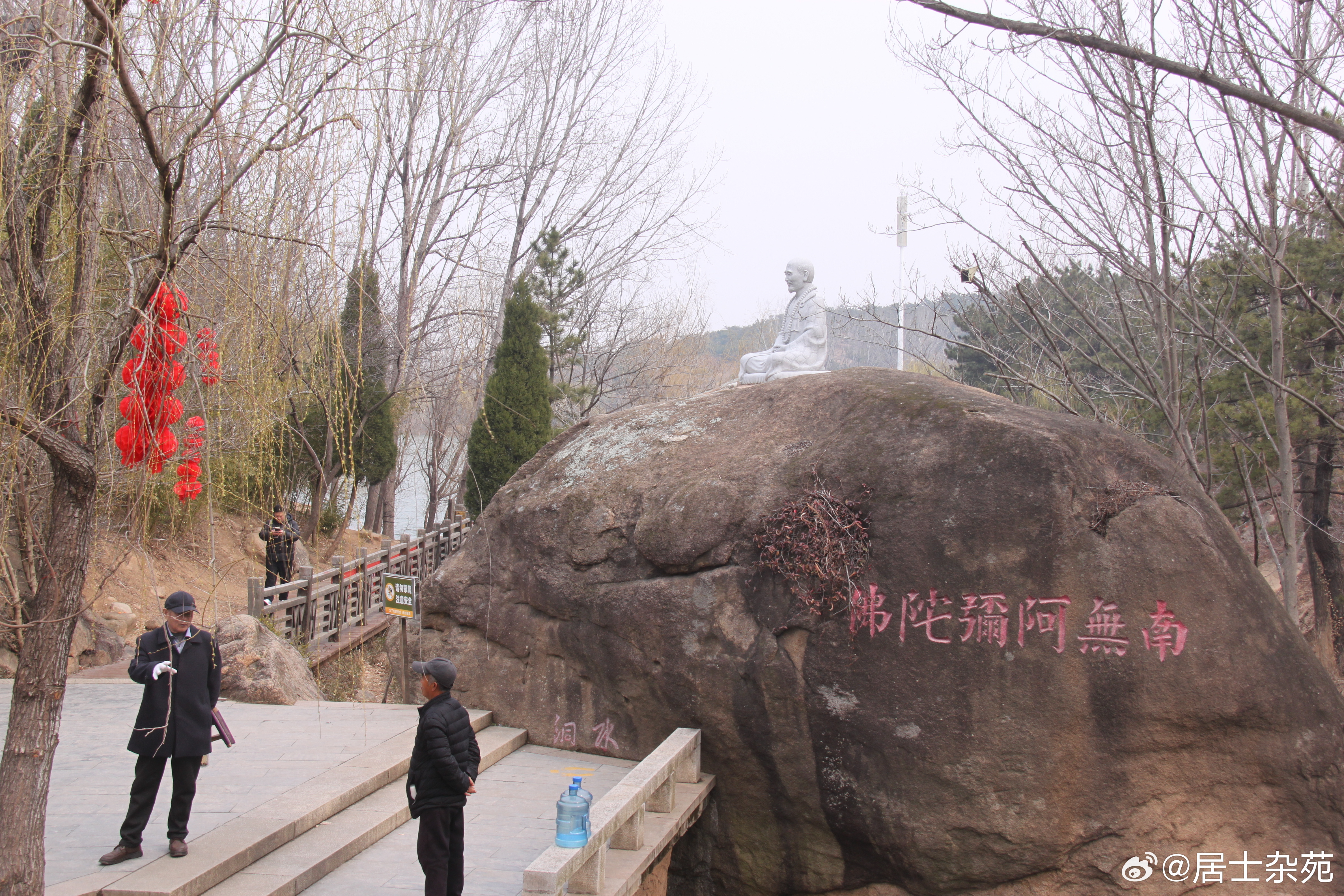 石门寺是一处大珠山石门寺风景区内著名的景点。这座寺庙以其独特的特色而闻名。寺前有