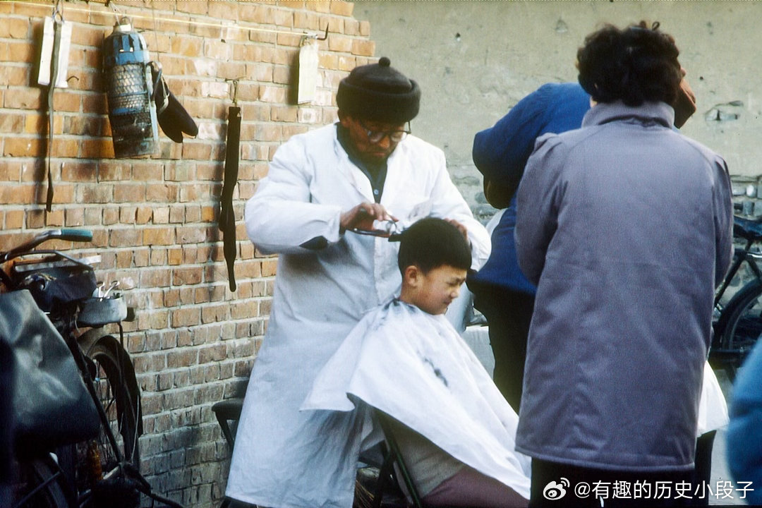 八十年代 北京街头理发摊位 小孩哥表情亮了其实那时候街边理发摊位，老师傅手里都有
