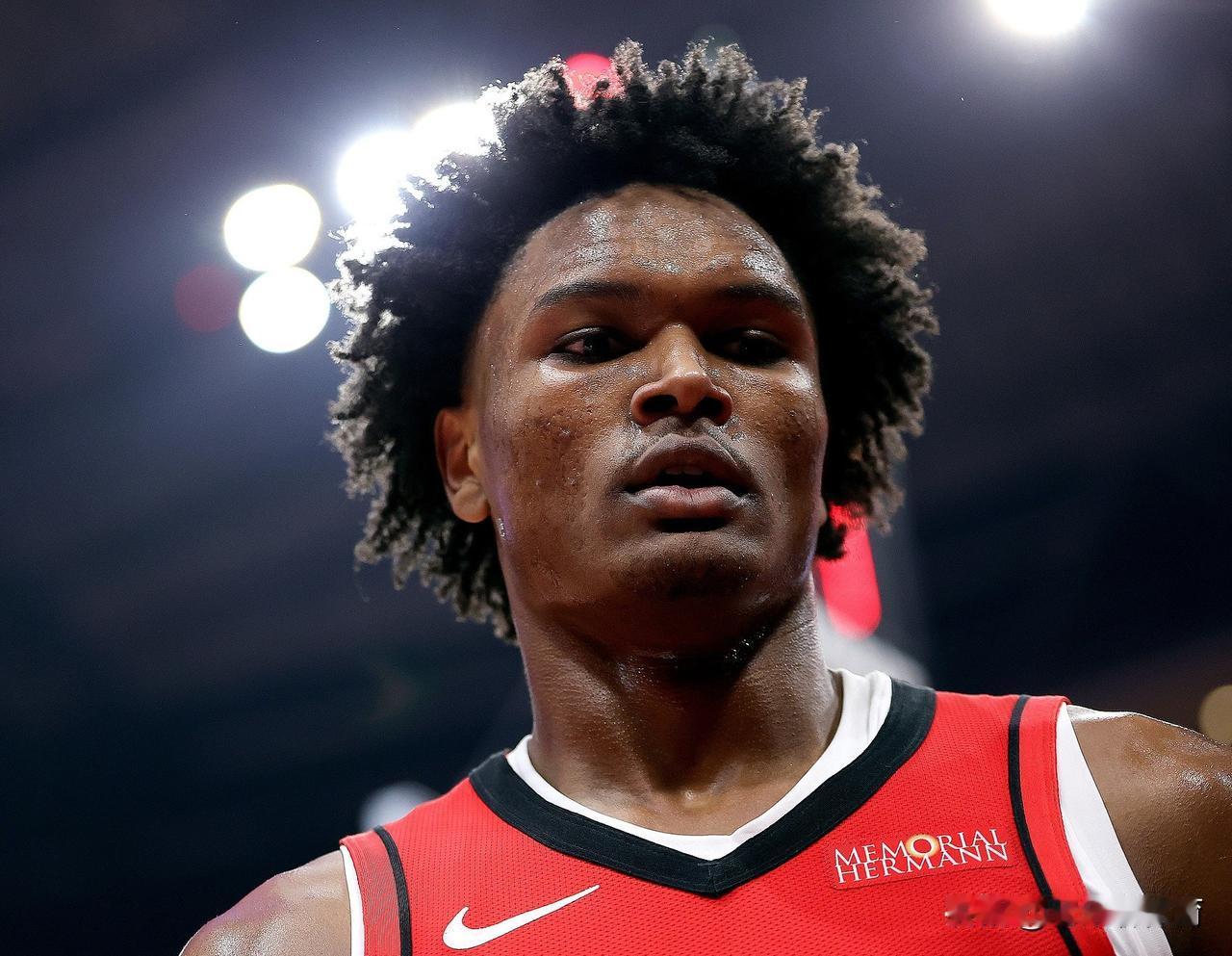 别再让阿门打控卫了，再这样下去，他就毁了！
由于范弗里特的赛季报销，乌杜卡把阿门