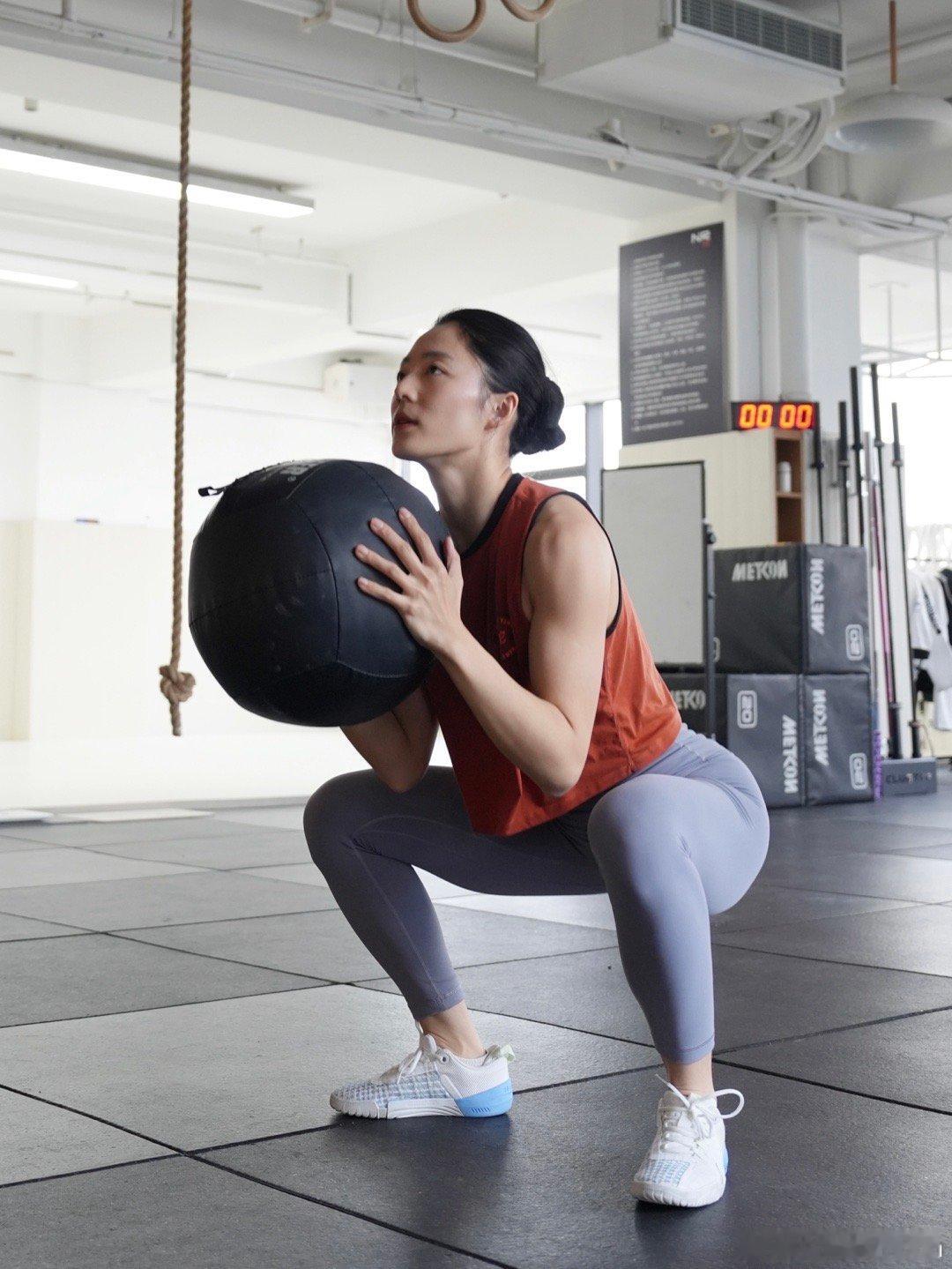 从「我不够强」到「我能掌控」CrossFit教会我的从来不是完美动作而是当肌肉燃