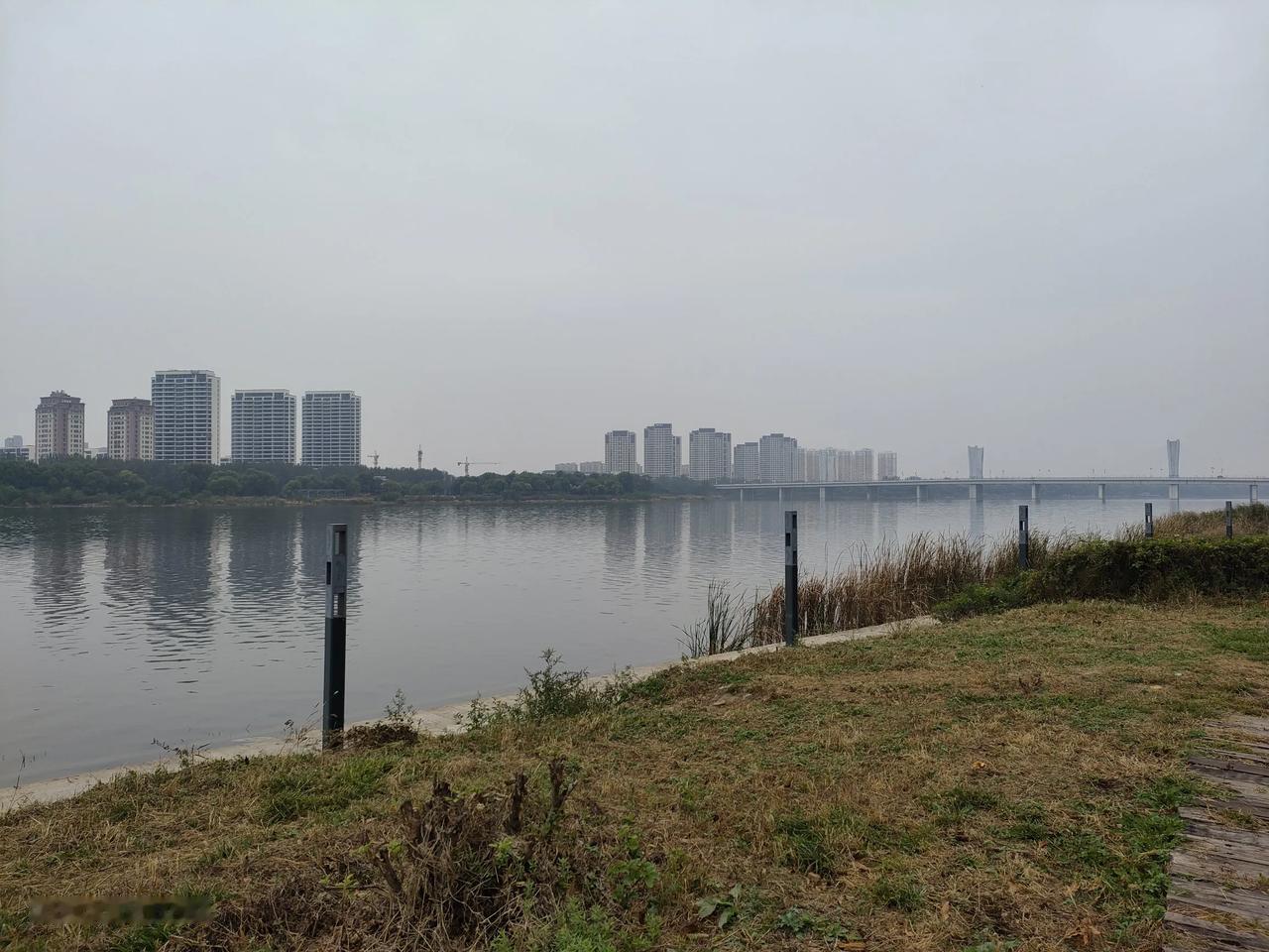 10.6日虹静在辽阳太子河畔运动打卡！辽阳太子河在阴天的映衬下更显深邃，河中的倒