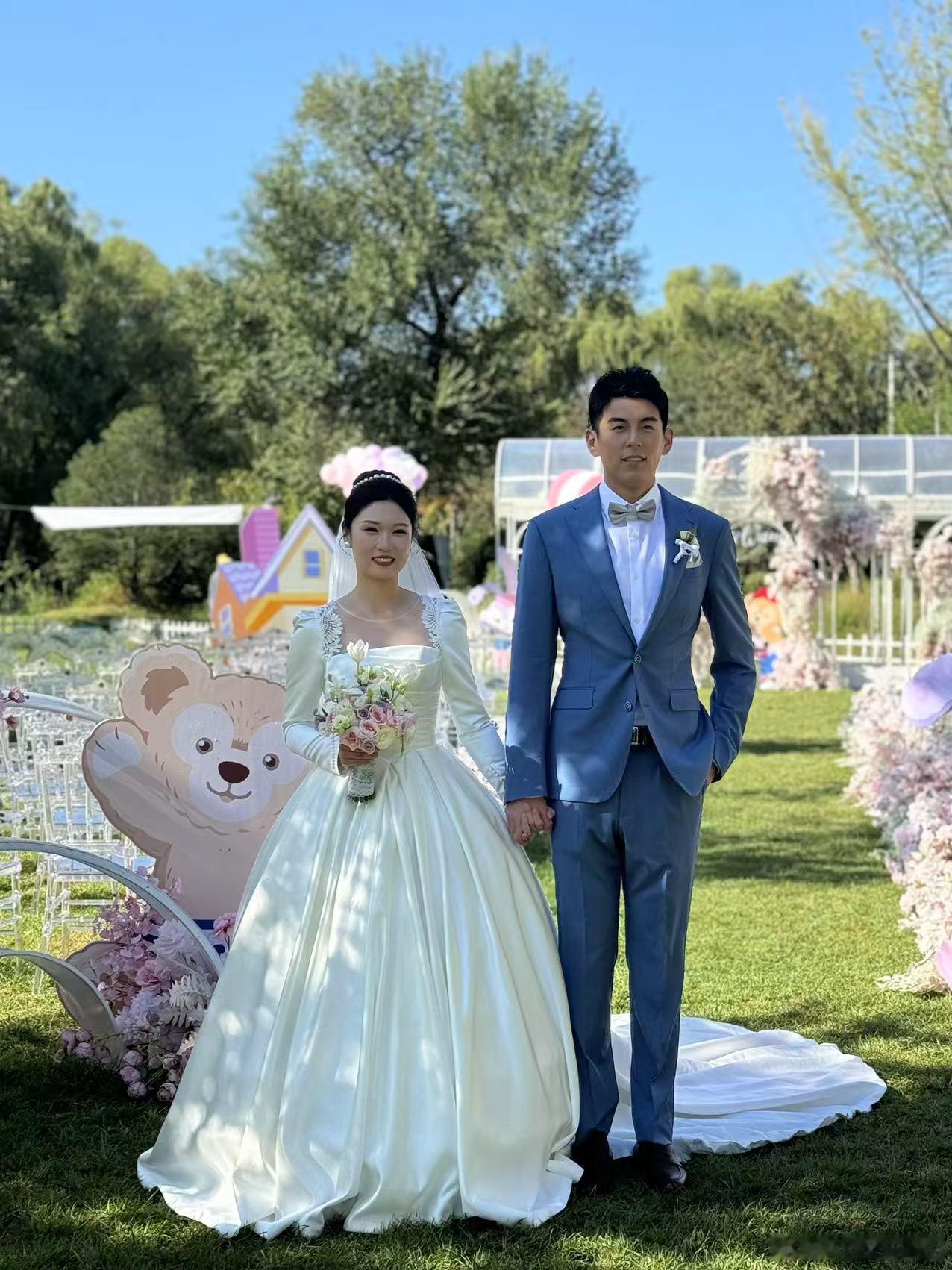 祝福梦洁，新婚快乐💒今天也是中国女排姑娘们的大聚会，看看都有谁来啦~📷Via