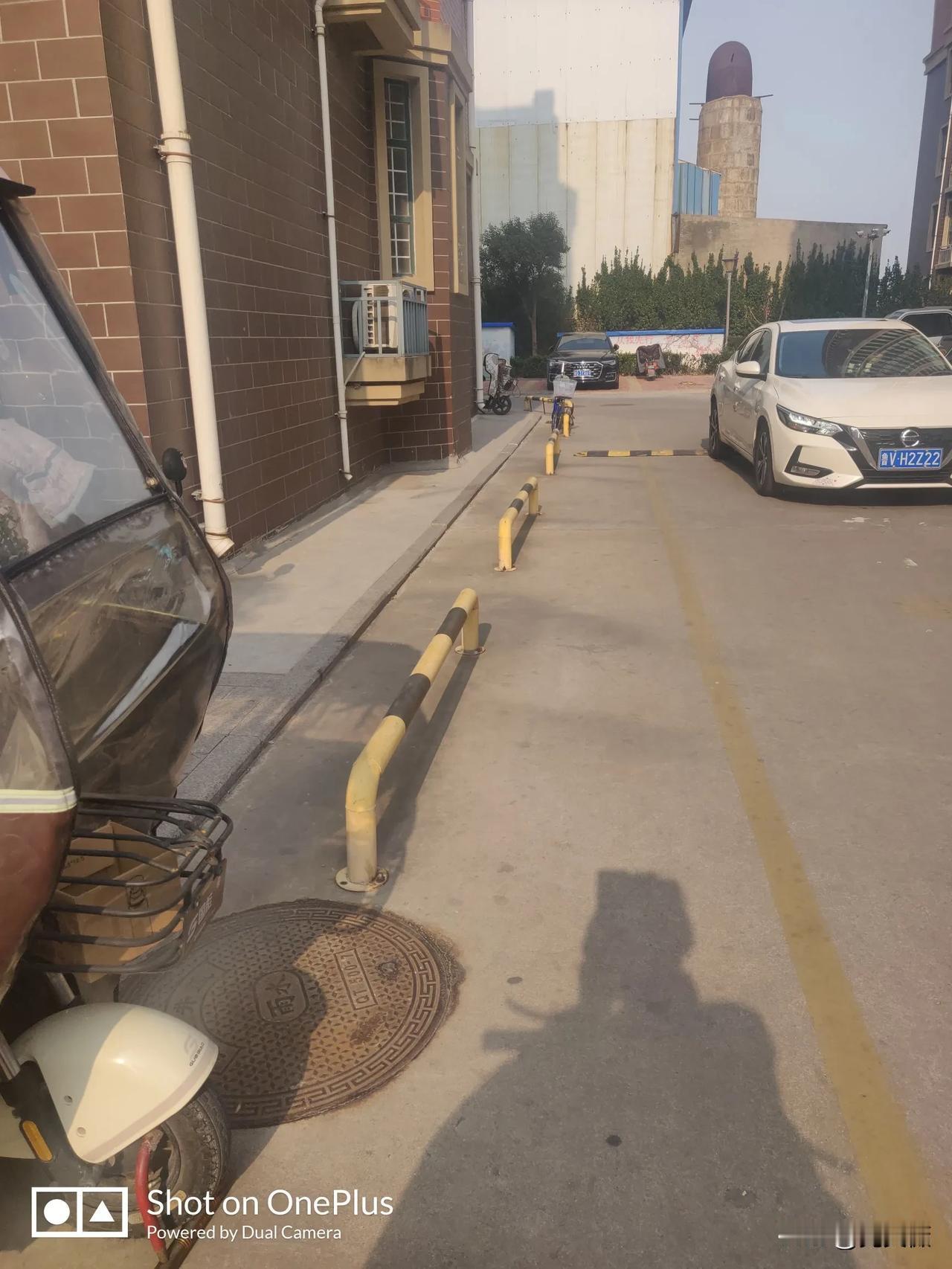 你看我们物业想的周到吗，就怕小区的车辆，停在路两边。专门设置了障碍。真是服务到家