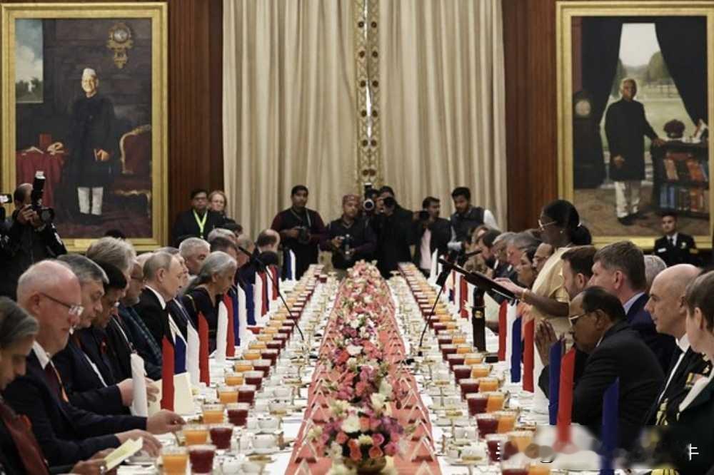 普京访印吃素宴，
莫迪亲迎无肉菜，
俄方习惯被忽略？

12月4日，
普京动身前