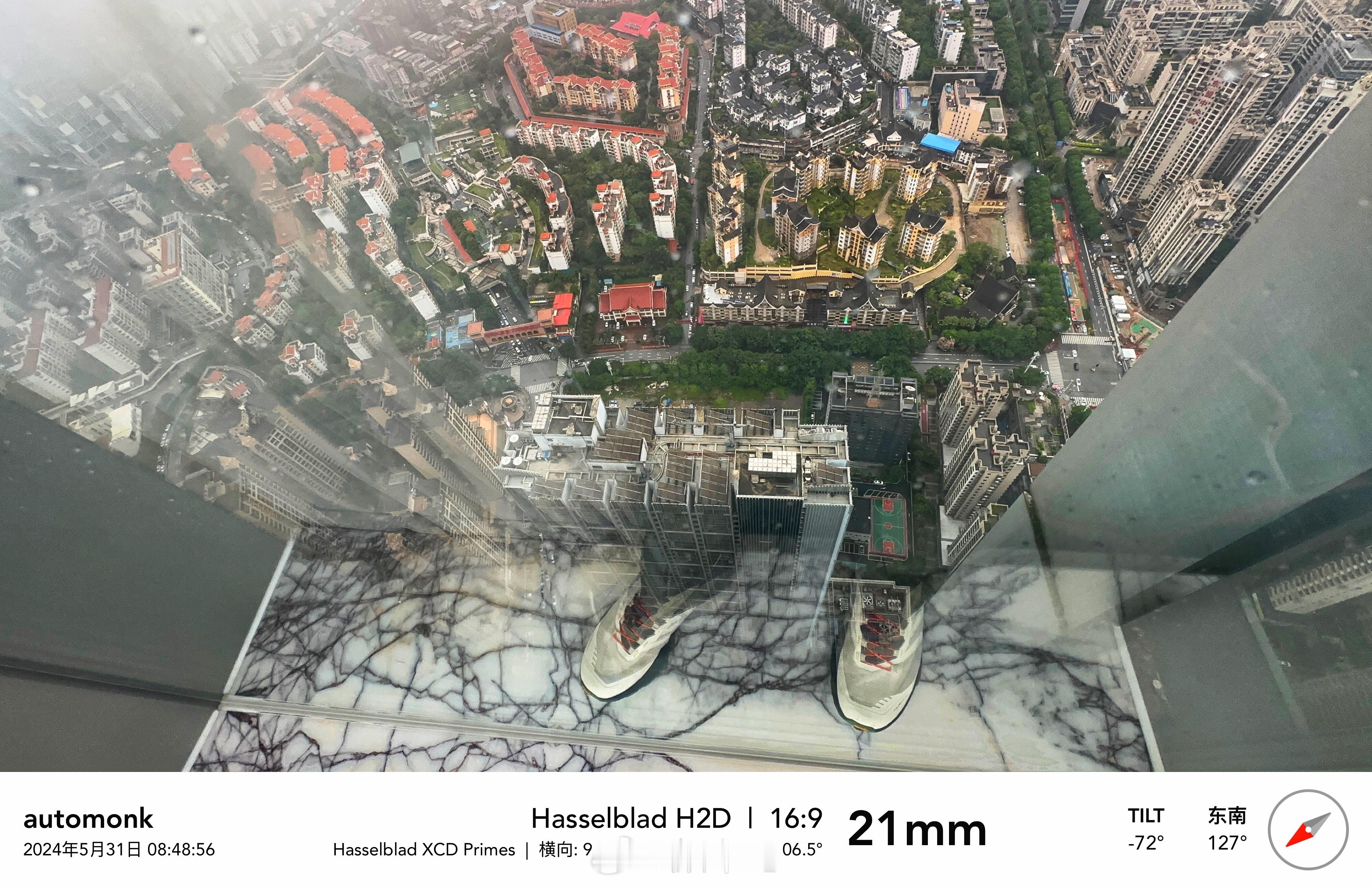 昨晚入住的酒店是南宁市排名第二高楼的地标建筑，总高82层，餐厅在79楼，吃顿早餐