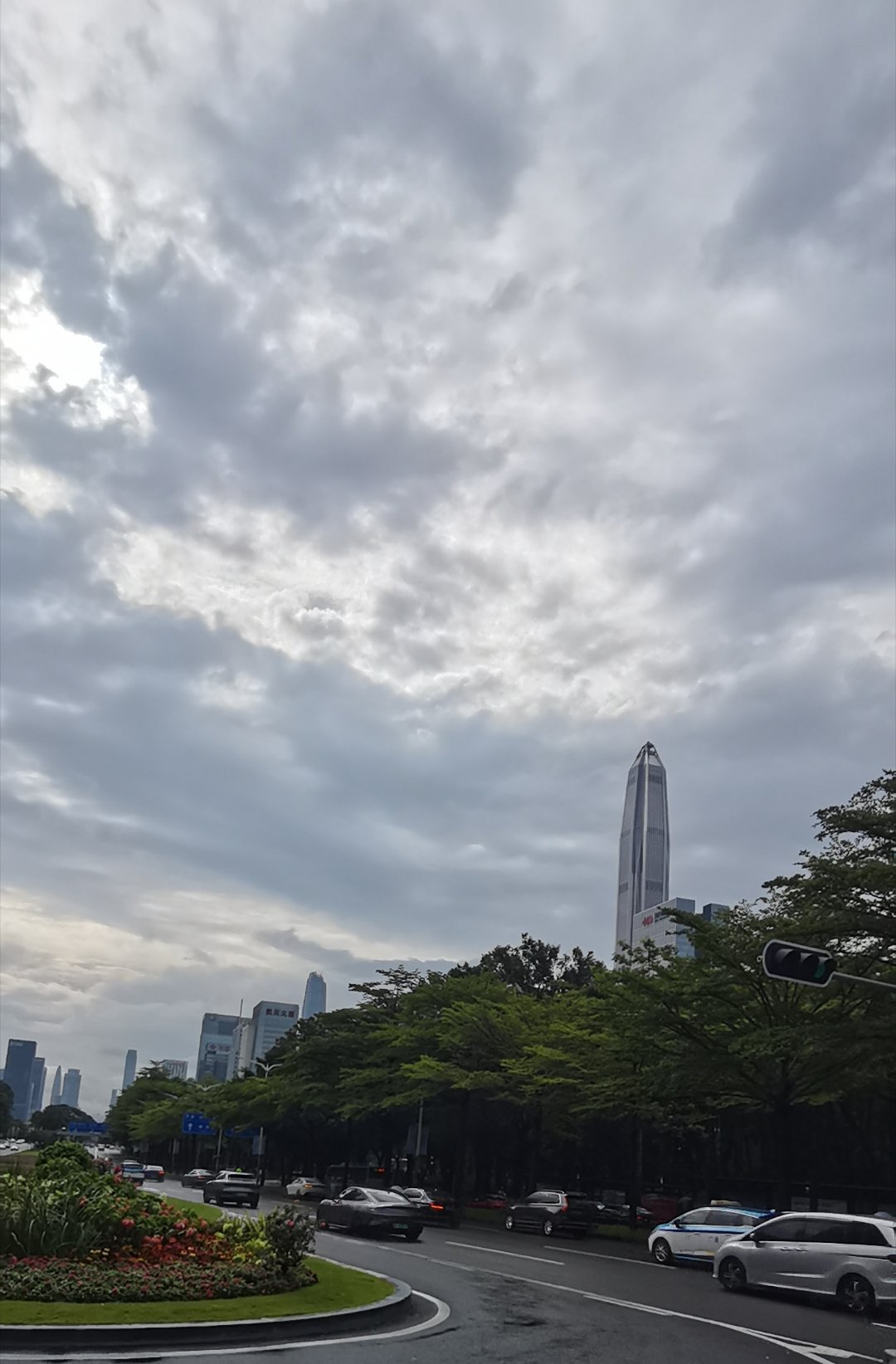 黑云漫卷福田上空，平安金融中心刺破灰雾，定格深圳风雨将至的模样。创作活力分