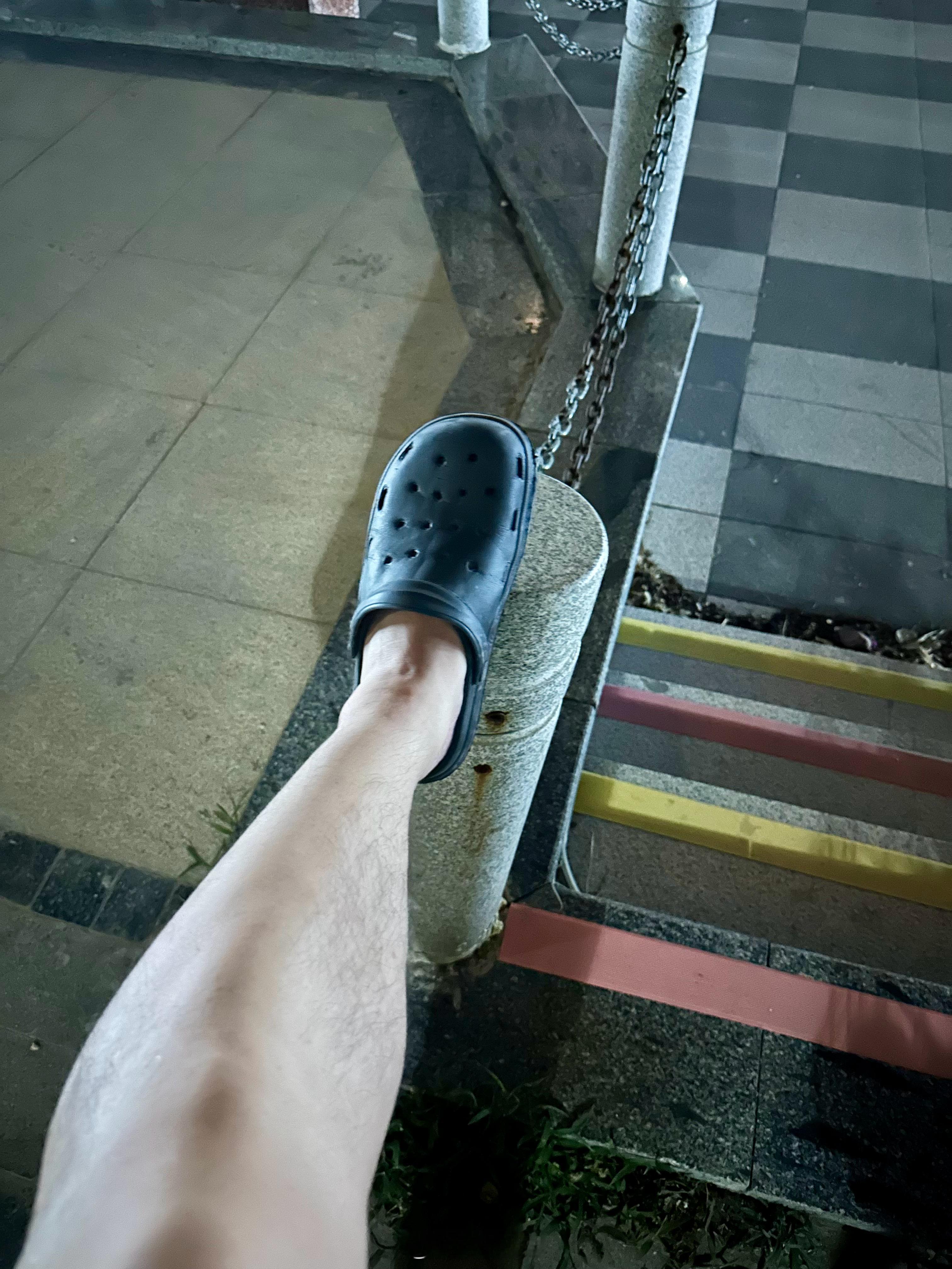 尽量不要穿洞洞鞋乘坐扶梯正穿着洞洞鞋呢，，以后坐电梯我得小心点了[允悲] ​​​
