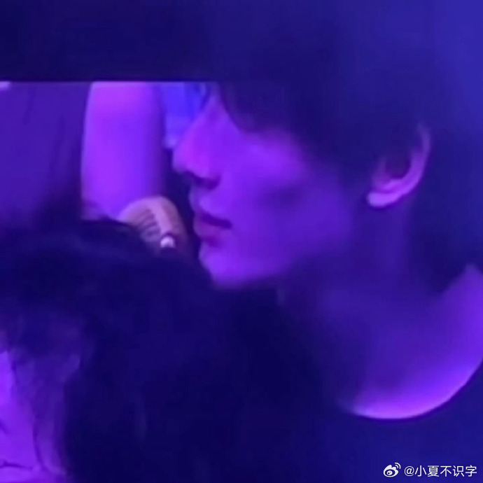 余宇涵去林俊杰演唱会了 林俊杰演唱会上的余宇涵，观众席大屏扫过的侧颜绝了，就一个