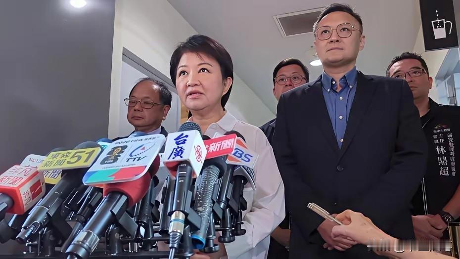 大家说说看，国民党的“划海峡而治”和民进党的“台独”，有什么区别？

国民党把我