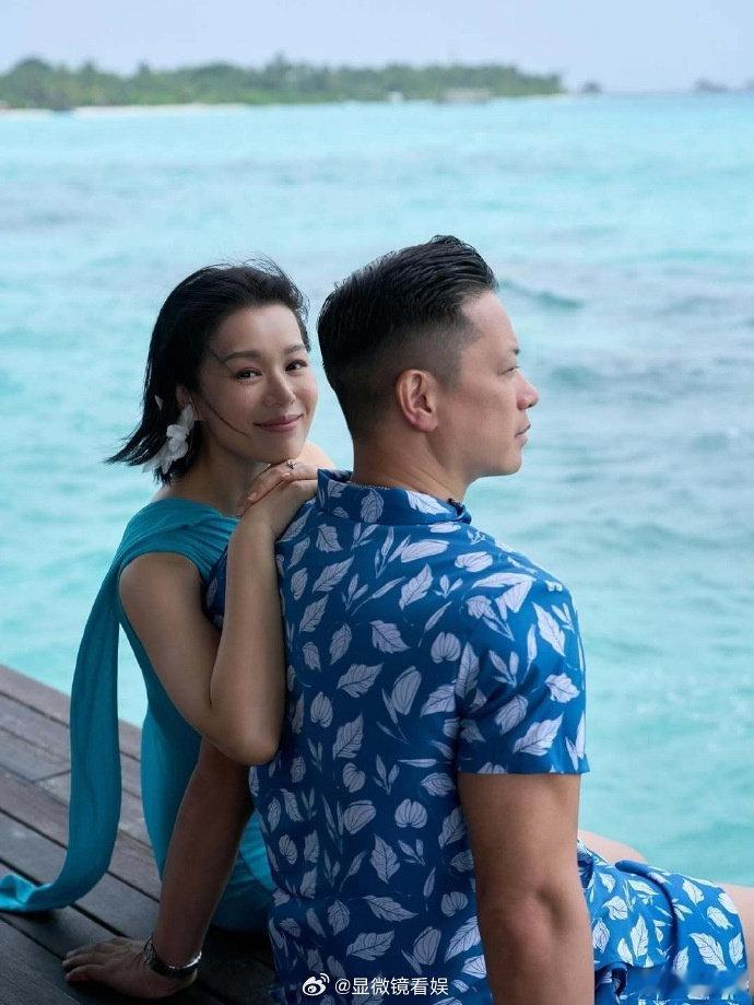 胡杏儿一家马尔代夫旅游 胡杏儿一家五口一起旅游，满满的幸福感~ ​​​