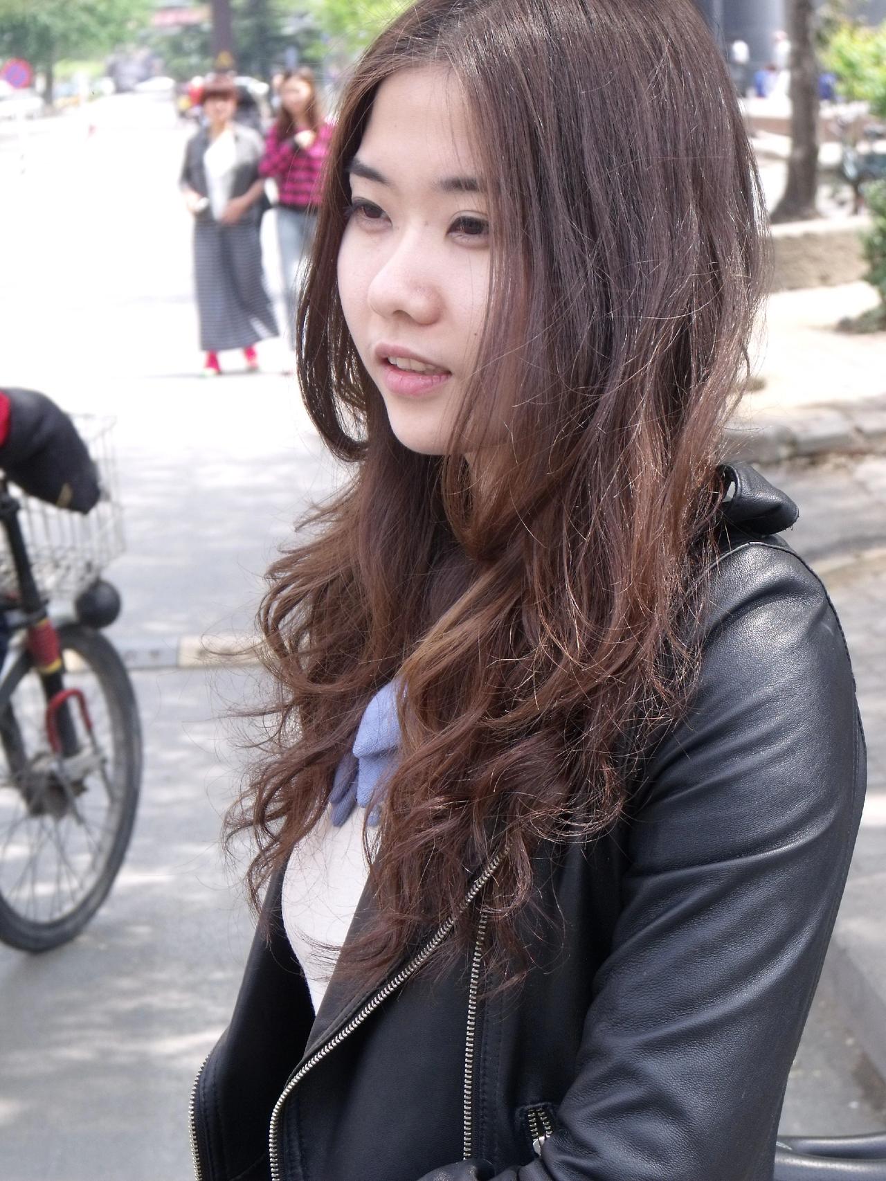 🌬️风把发丝吹成流动的诗，街角光影是时光的滤镜✨。人间烟火里，总有些瞬间美得不