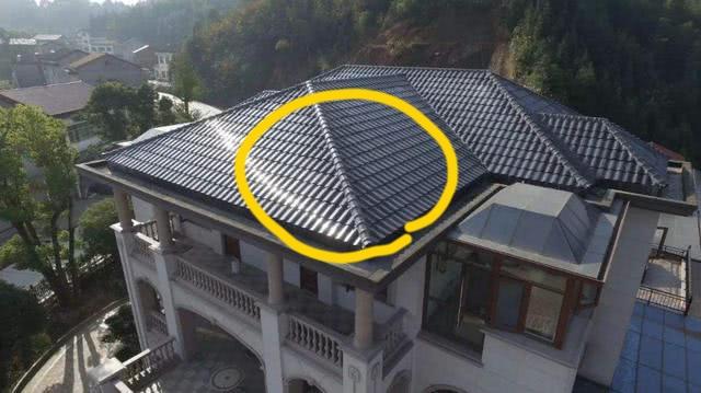 谜底就是农村瓦房的瓦
雨天这瓦有半节干，有半节湿，晴天瓦有半节晒太阳，有半节阴在