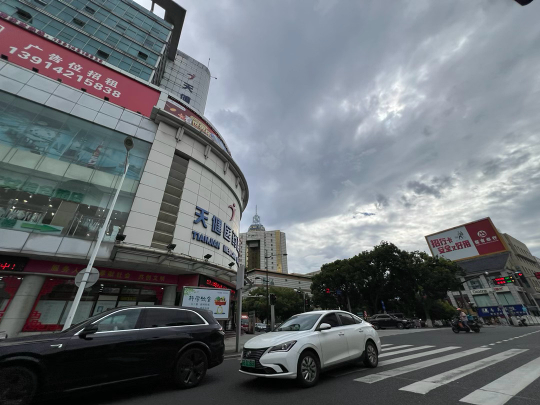 路过宜兴老城区，街巷间鲜少亮眼色彩，旧时传统商铺格局依旧完好留存。 宜兴·宜兴人