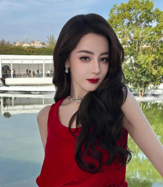 1. 张婧仪据说性格比较直，有时说话容易引发争议，网上也出现过她和粉丝意见不合的