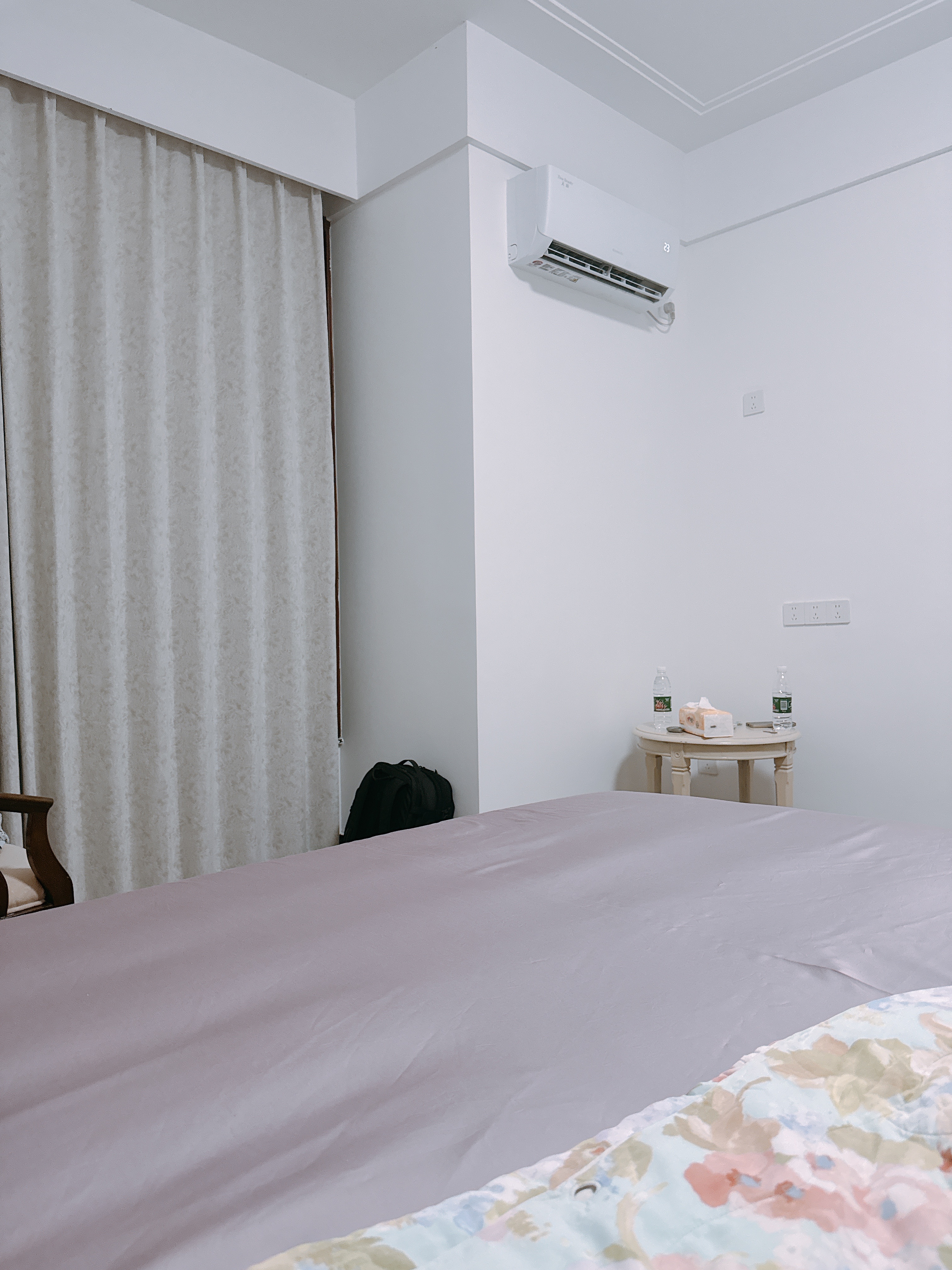 今天晚上跟薛老师来住我妈神速装修的小屋了这个小公寓真的…，除了有一张床，堪称家徒