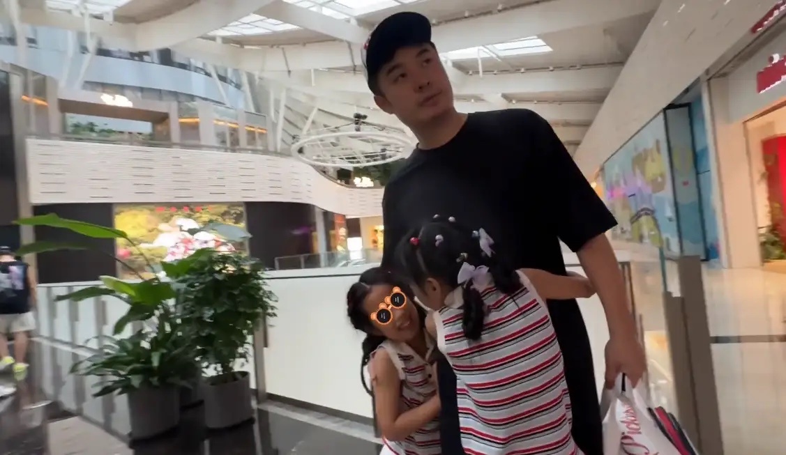 陈赫张子萱带着两个女儿外出用餐，安安和咲咲两姐妹是真粘爸爸，陈赫也宠女儿，陪女儿