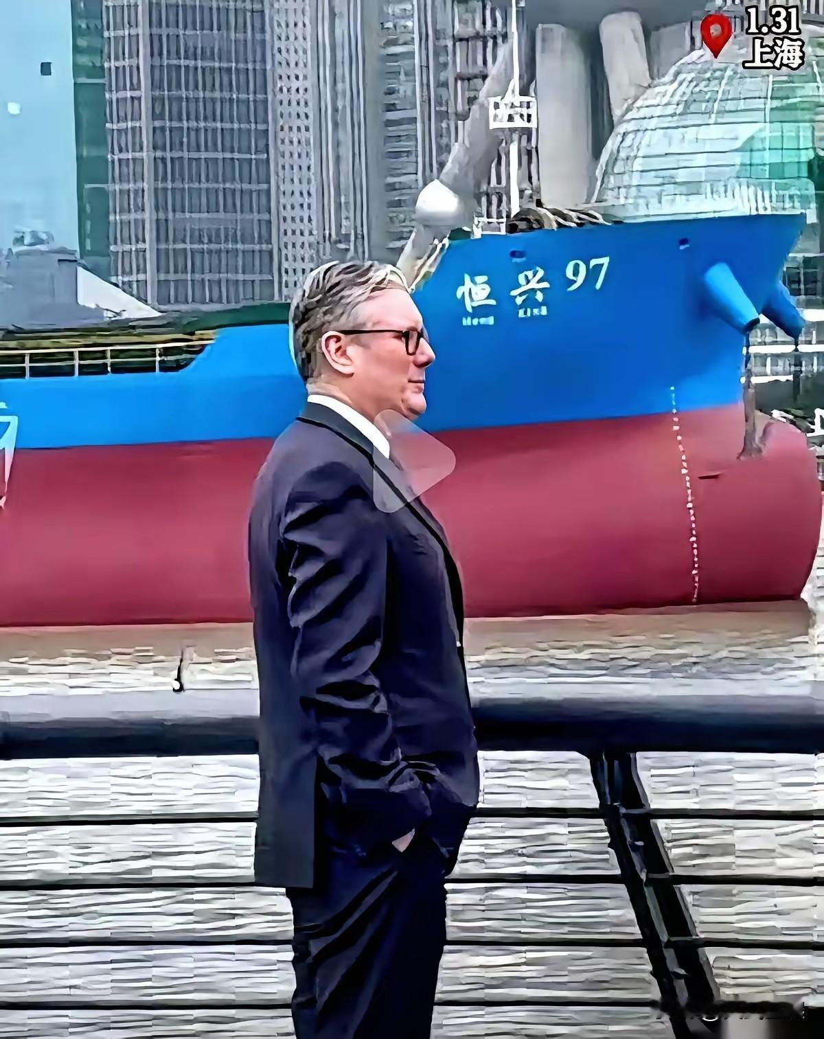 有时候你不得不服，老天爷才是最牛的导演。
英国首相，站在上海外滩，望着对岸的陆家