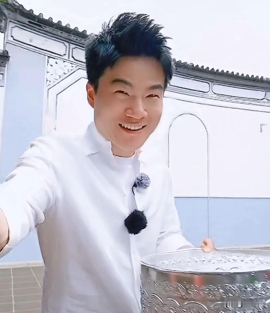 董宇辉把读书可以让人“出言有尺，做事有度”具象化了 。
     这两天他一直显