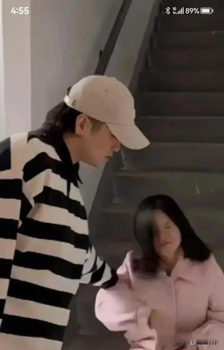 别碰我的车，那不是我们的车。
婚姻里最大的内耗，不是吵架，而是有人总想替你当家。