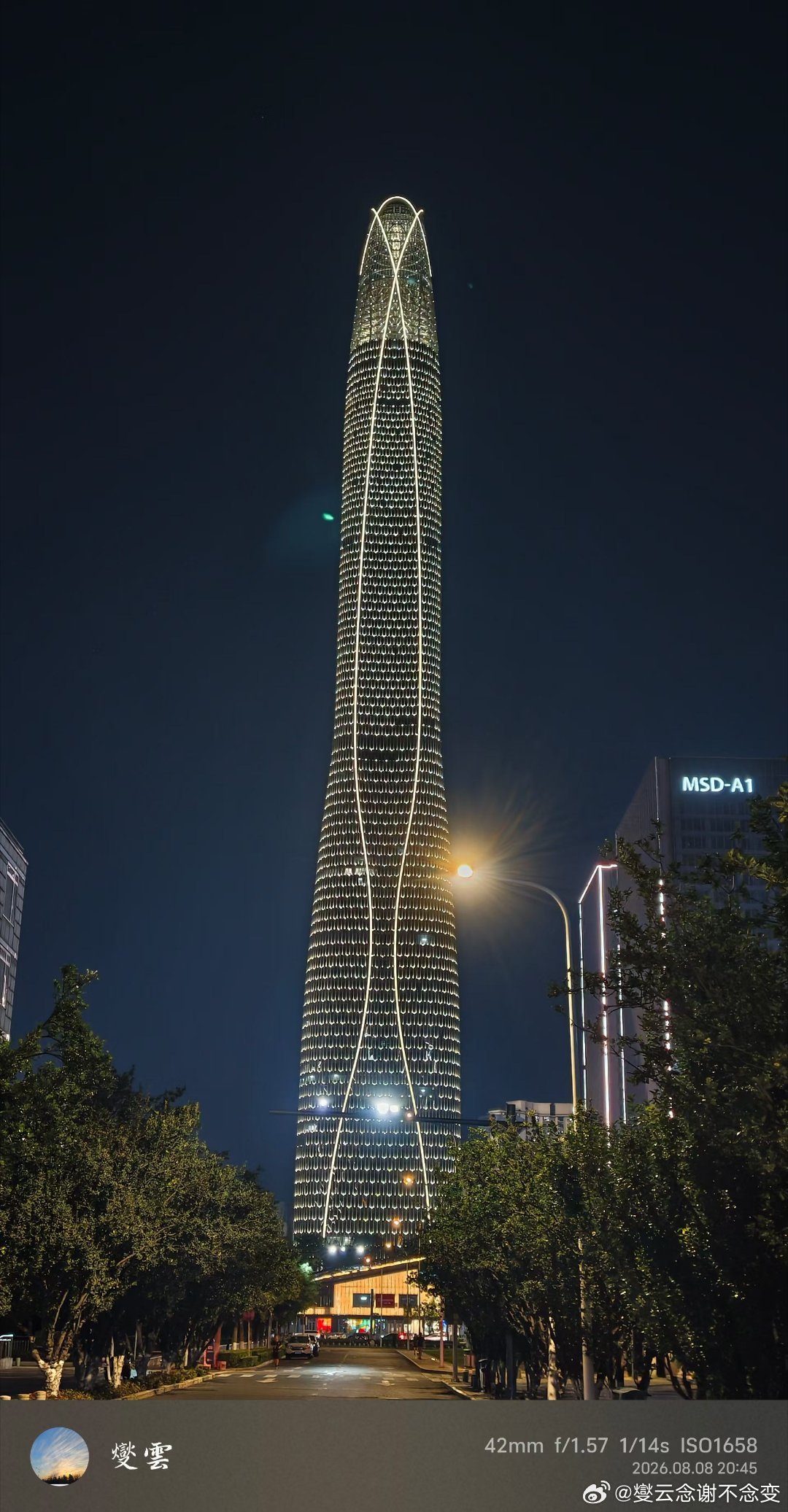 今夜的津沽棒美得不可方物，连倒影都流光溢彩！ 天津·泰达金融街中心广场