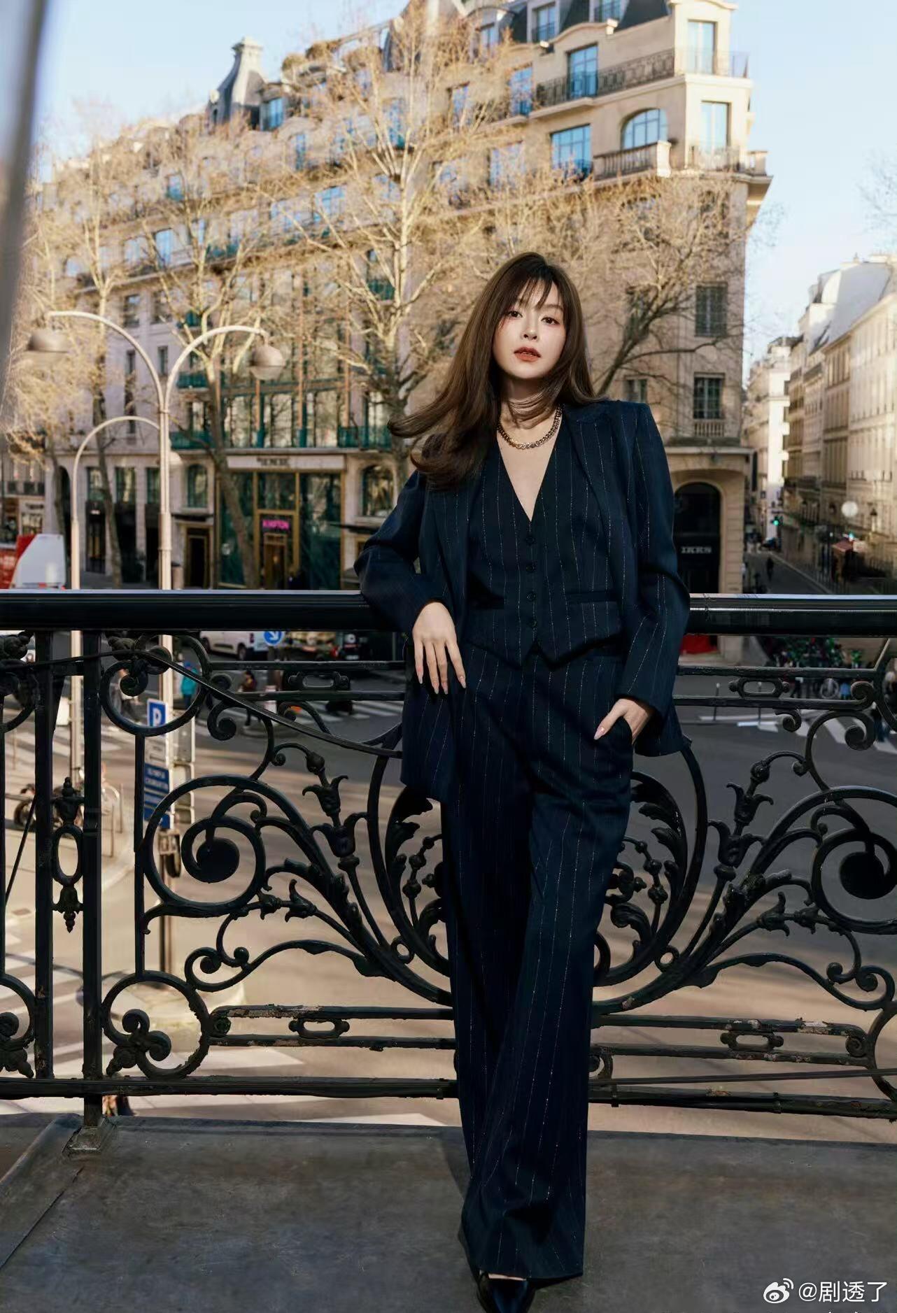文咏珊出个国帅成啥了文咏珊这套条纹西装三件套真的绝了！干净利落的剪裁勾勒出完美身