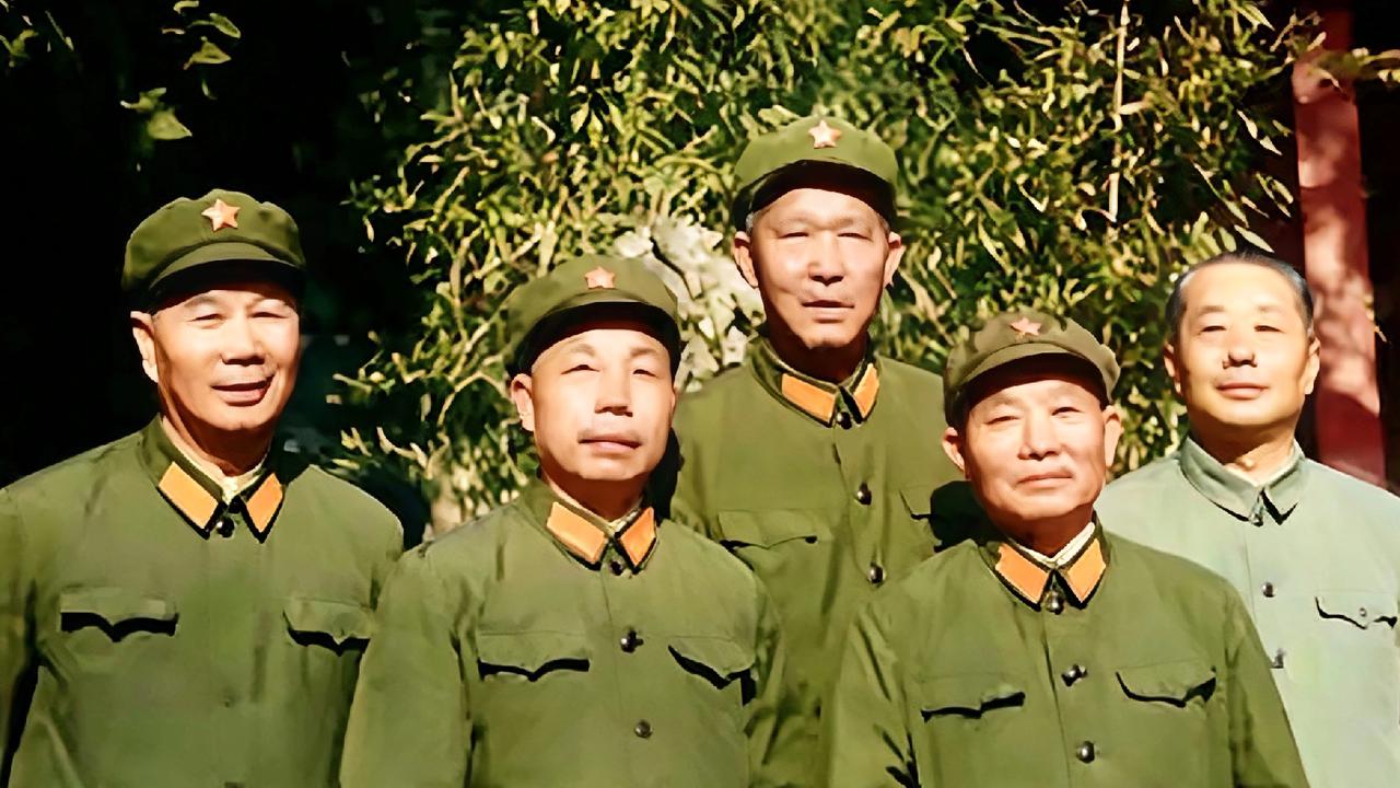 70年代中期，
那场“运   动”尚未结束，
但画面上的这几位老军人，
经历过百