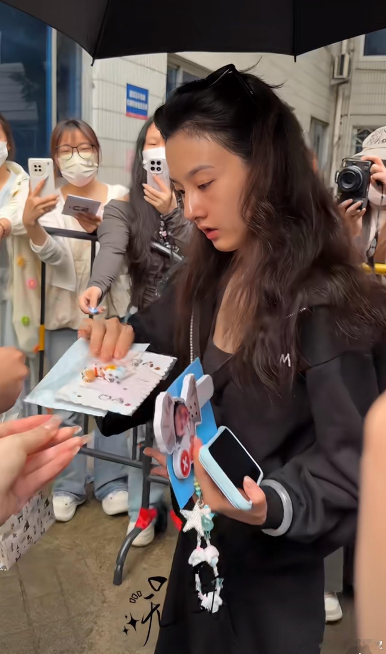 她真的无所畏惧，还是很大方把素颜亮出来给大家看 