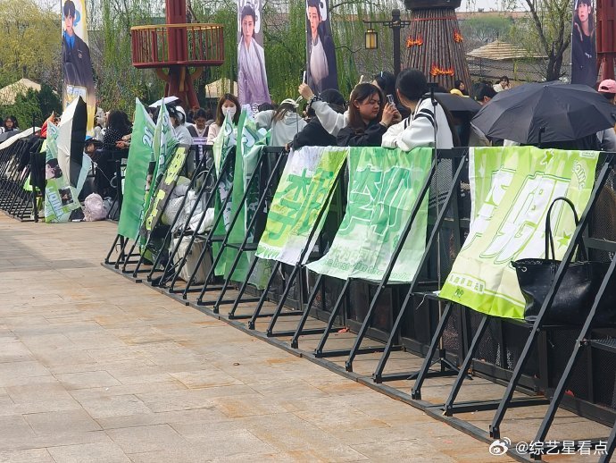 李卿粉丝线下应援风里都是热爱的味道，现场的每一处布置、每一次停留，都承载着粉丝对