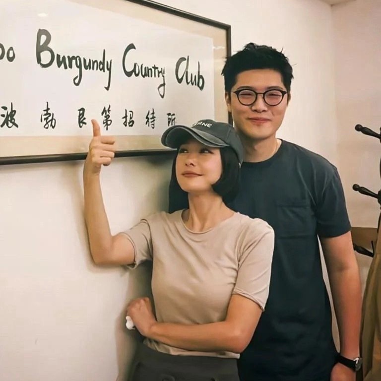 46岁秦岚在宁波一家餐馆吃饭，和老板一起拍摄合影。她看起来好年轻，身材太好了！ 