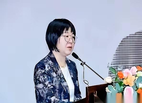 画航天员像发面馒头，画红军战士像阴间使者。
​被骂上热搜后，清华美院那边的回应居